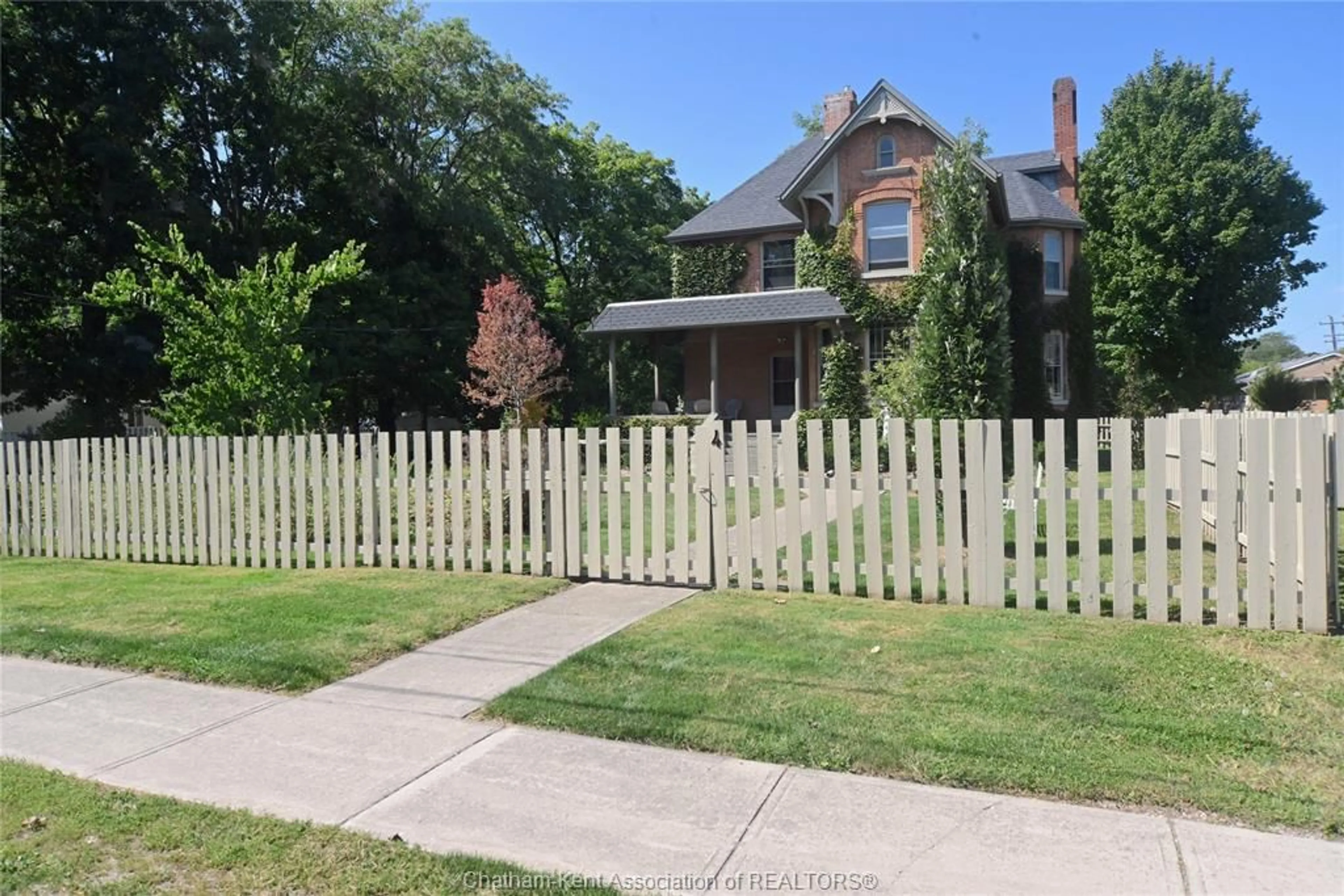 A pic from outside/outdoor area/front of a property/back of a property/a pic from drone, street for 4 Sherman St, Thamesville Ontario N0P 2K0