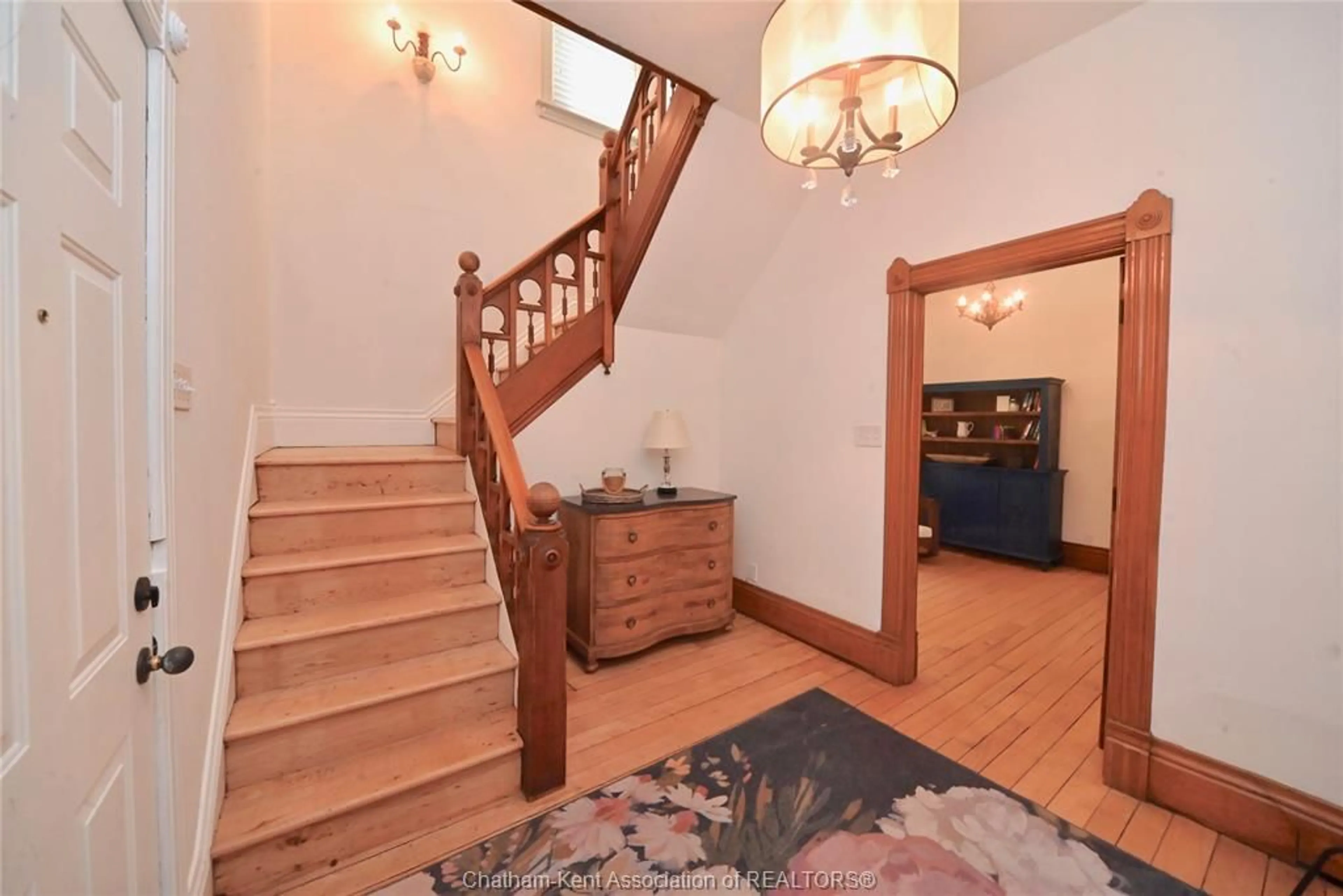 Indoor foyer for 4 Sherman St, Thamesville Ontario N0P 2K0