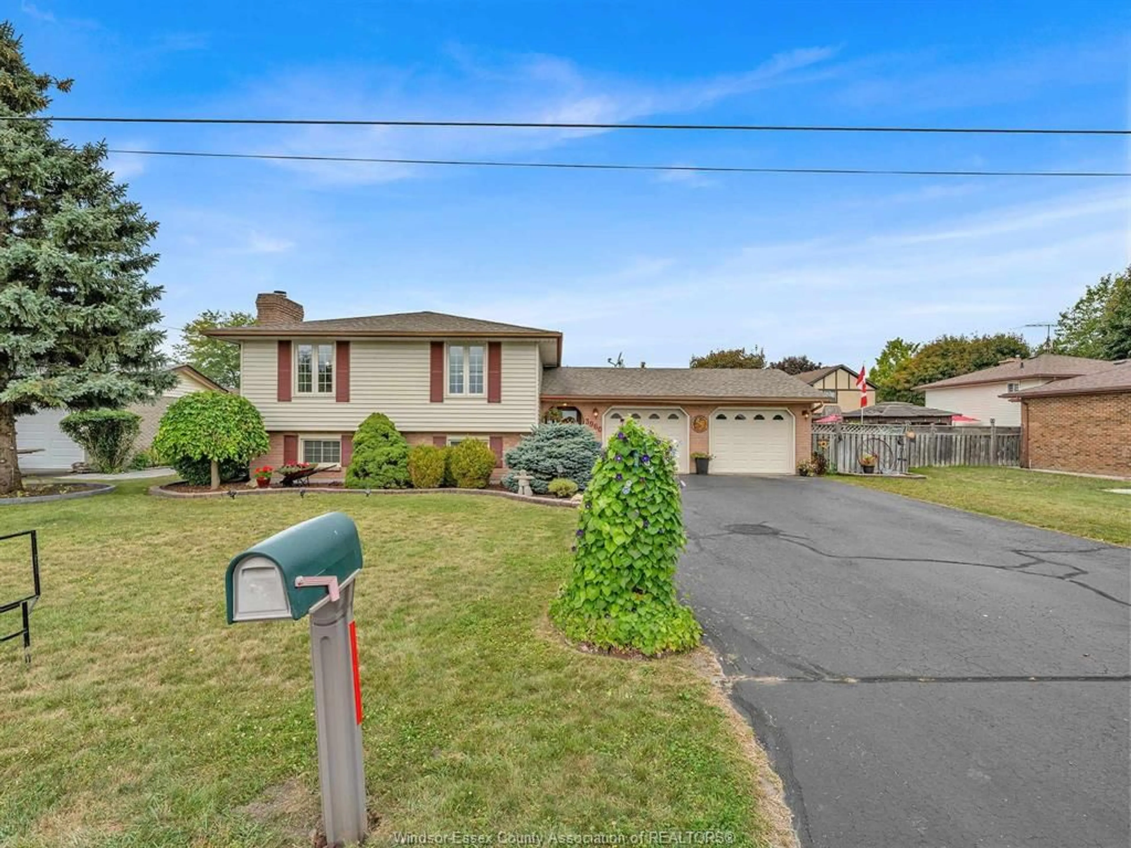 A pic from outside/outdoor area/front of a property/back of a property/a pic from drone, street for 3960 Concession 3, Amherstburg Ontario N9V 2Y9