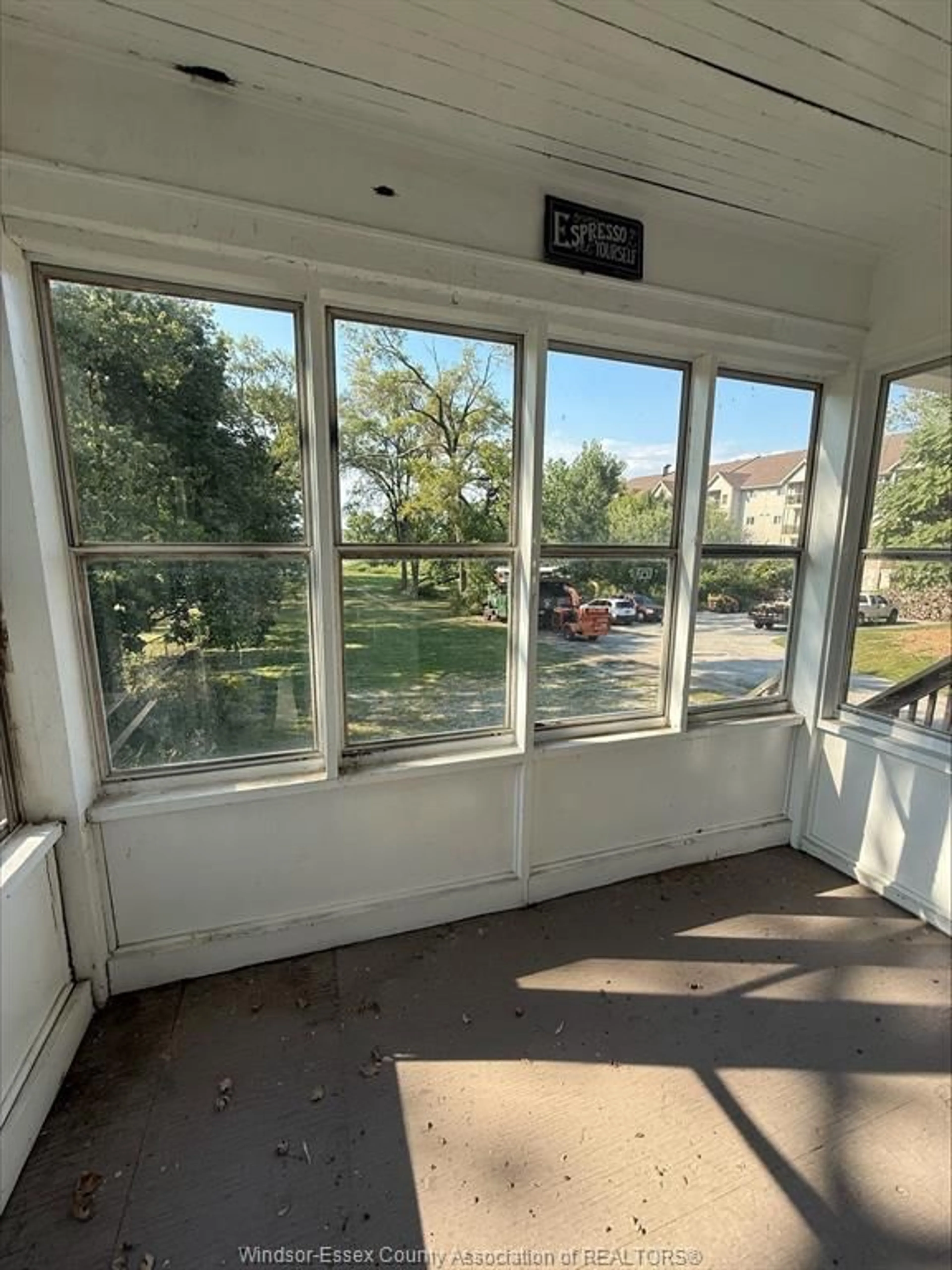 A pic of a room for 3026 SANDWICH St, Windsor Ontario N9C 1A3