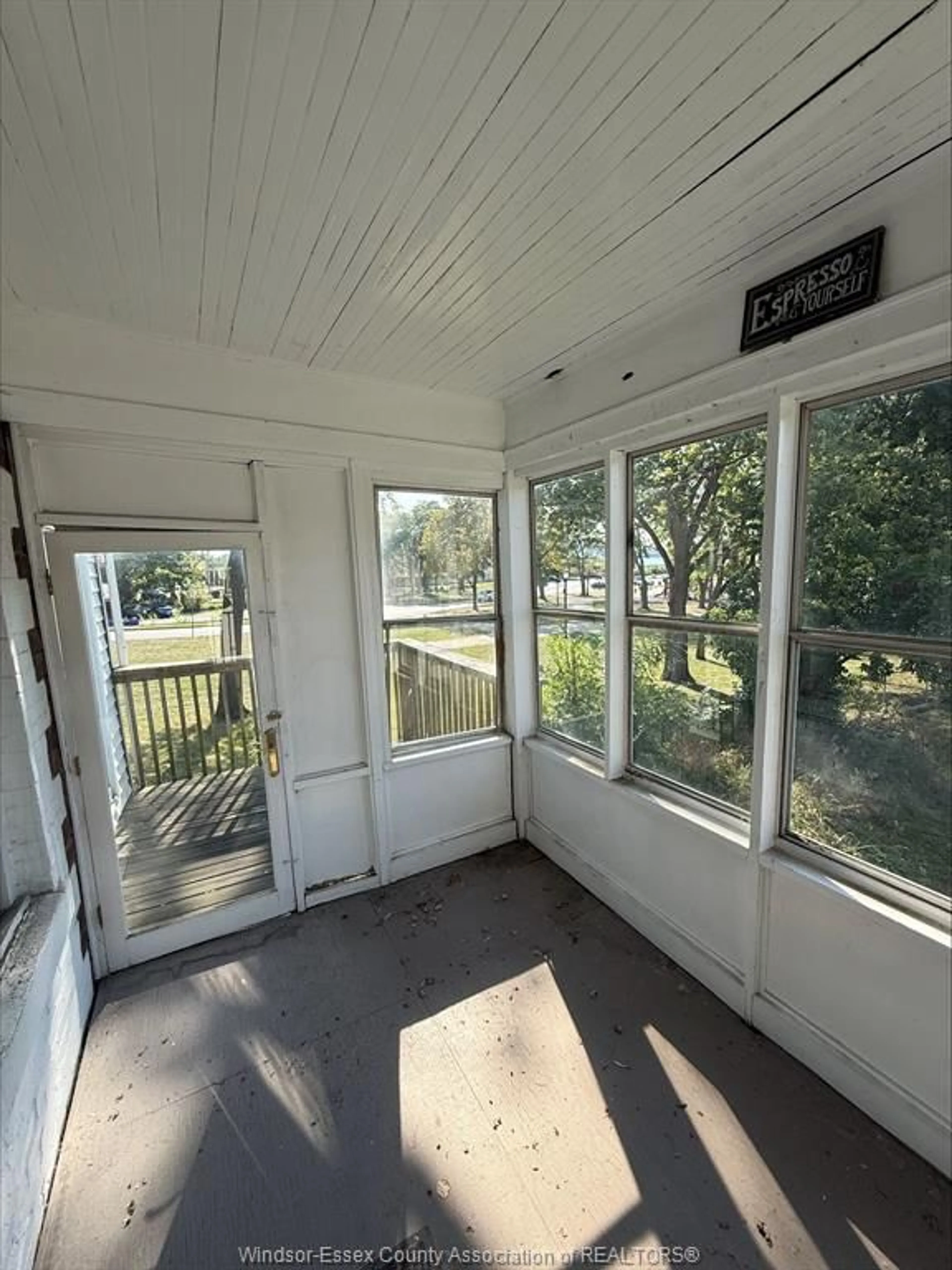 Unknown for 3026 SANDWICH St, Windsor Ontario N9C 1A3
