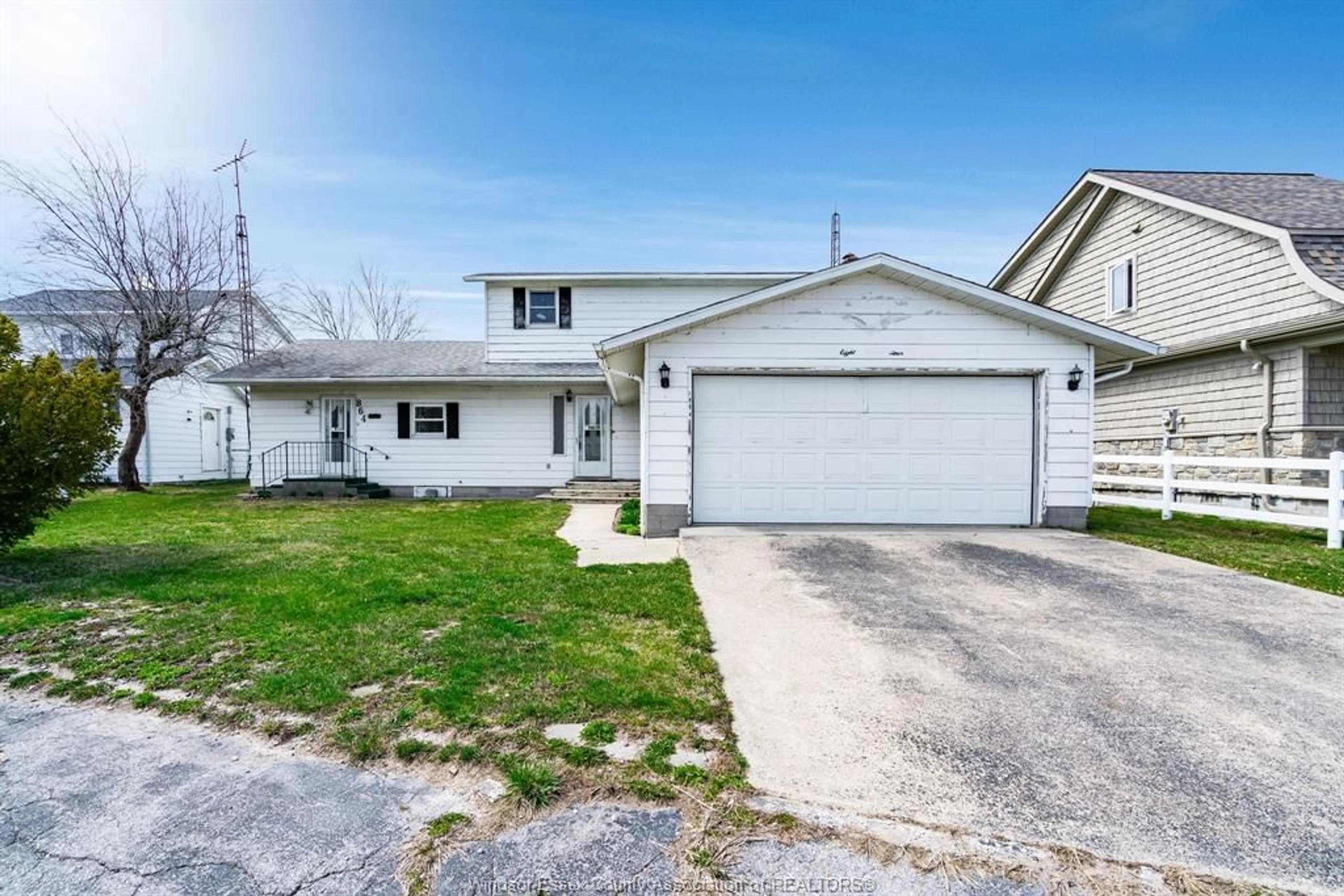 A pic from outside/outdoor area/front of a property/back of a property/a pic from drone, street for 864 POINT PELEE Dr, Leamington Ontario N8H 3V4