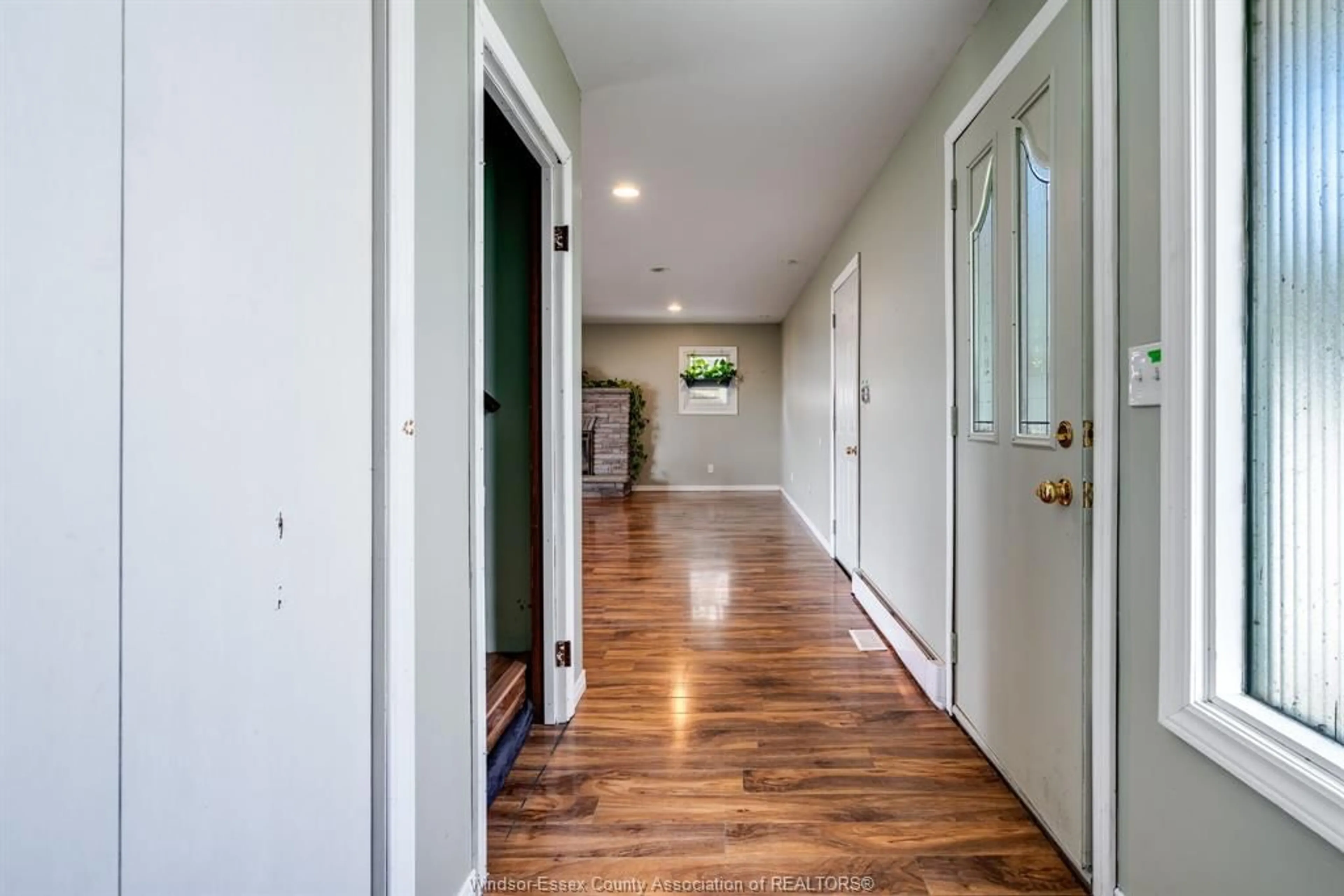 Indoor entryway for 864 POINT PELEE Dr, Leamington Ontario N8H 3V4