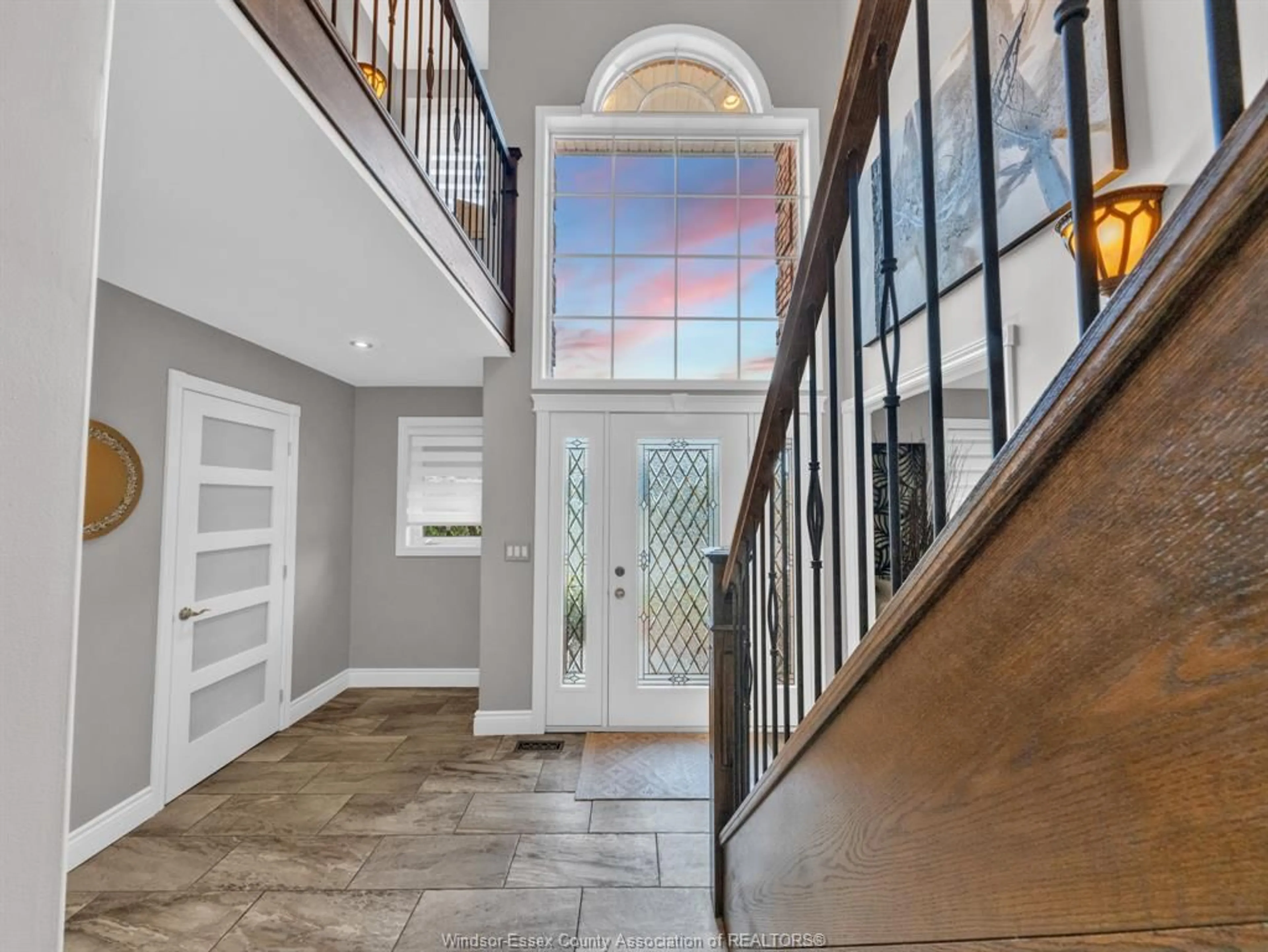 Indoor foyer for 142 PHEASANT RUN Dr, Lakeshore Ontario N0R 1A0