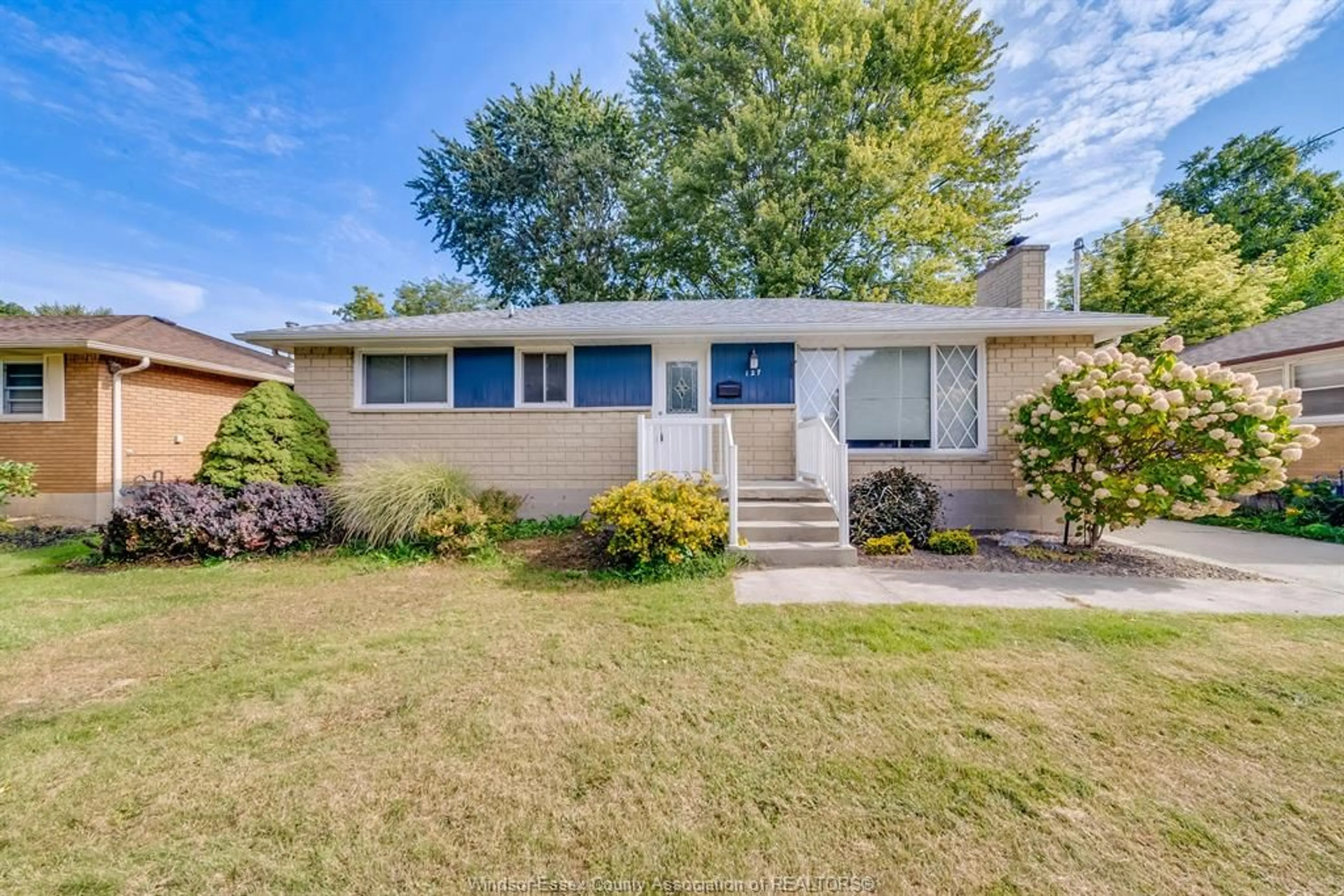 Home with vinyl exterior material, street for 127 COVERDALE St, Chatham Ontario N7L 2V1