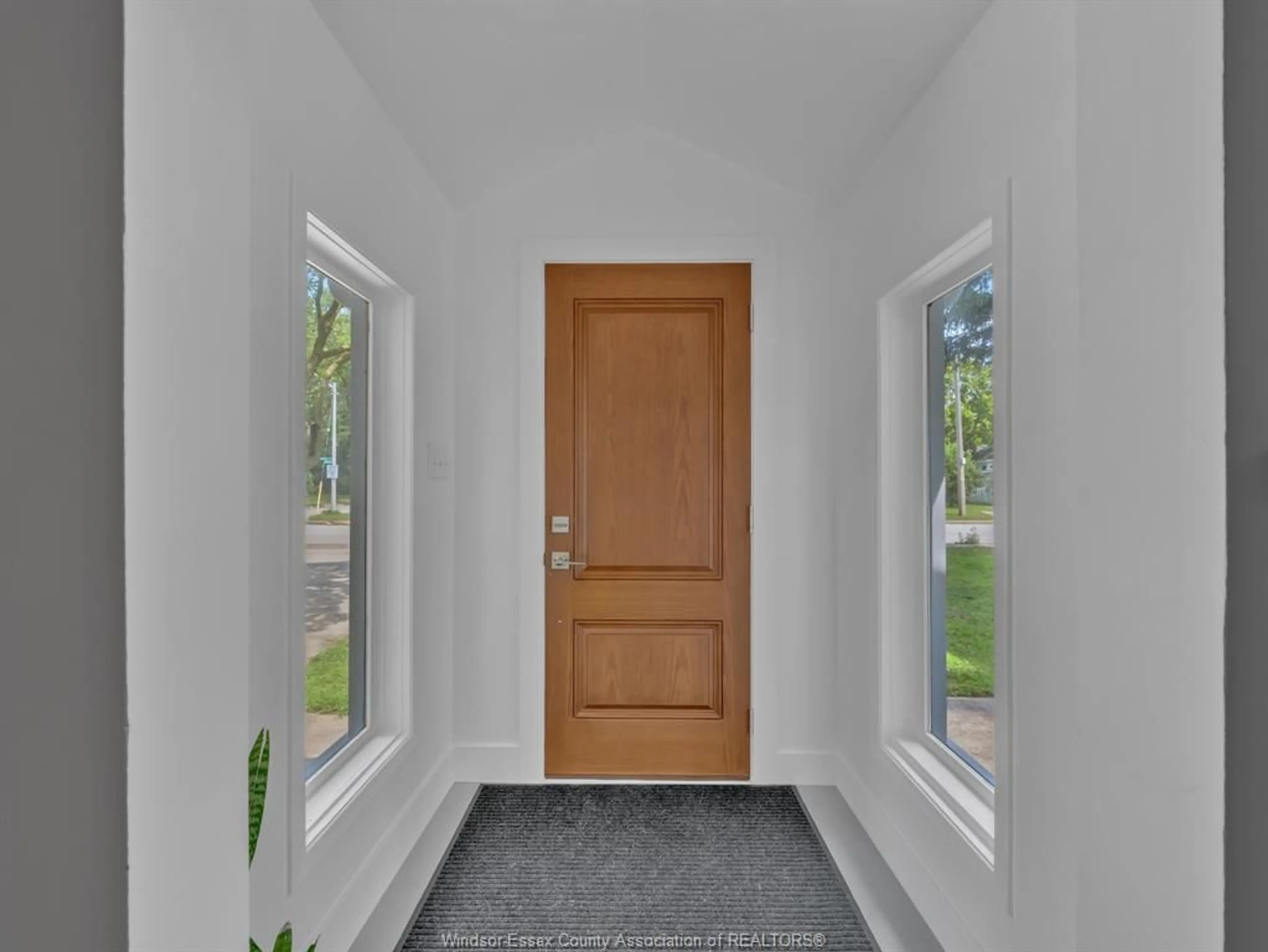Indoor entryway for 1361 CHAPPELL Ave, Windsor Ontario N9C 3E1