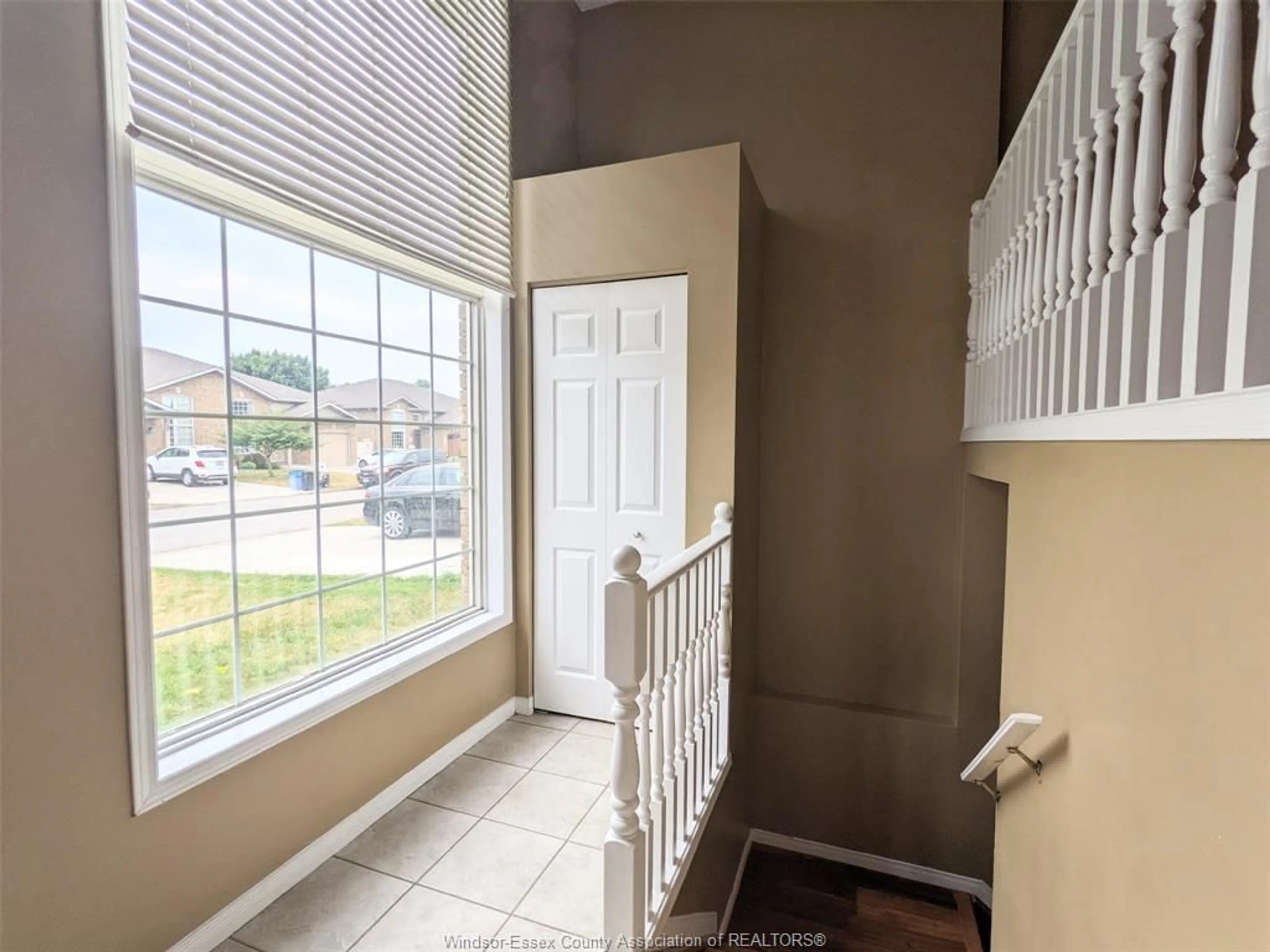 Indoor entryway for 435 MERRILL, LaSalle Ontario N9J 3R2