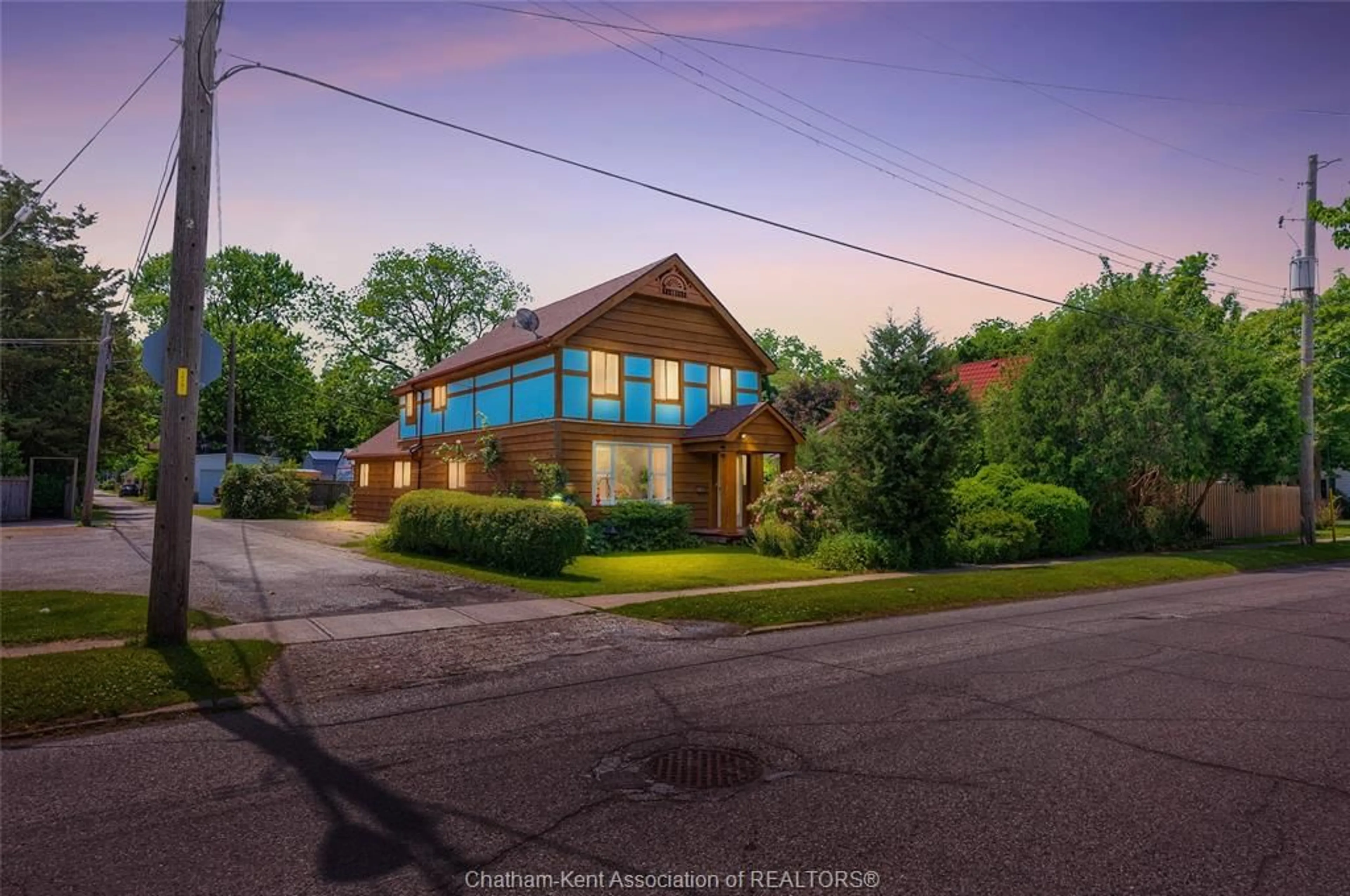 A pic from outside/outdoor area/front of a property/back of a property/a pic from drone, building for 16 Elizabeth St, Chatham Ontario N7L 2Y1