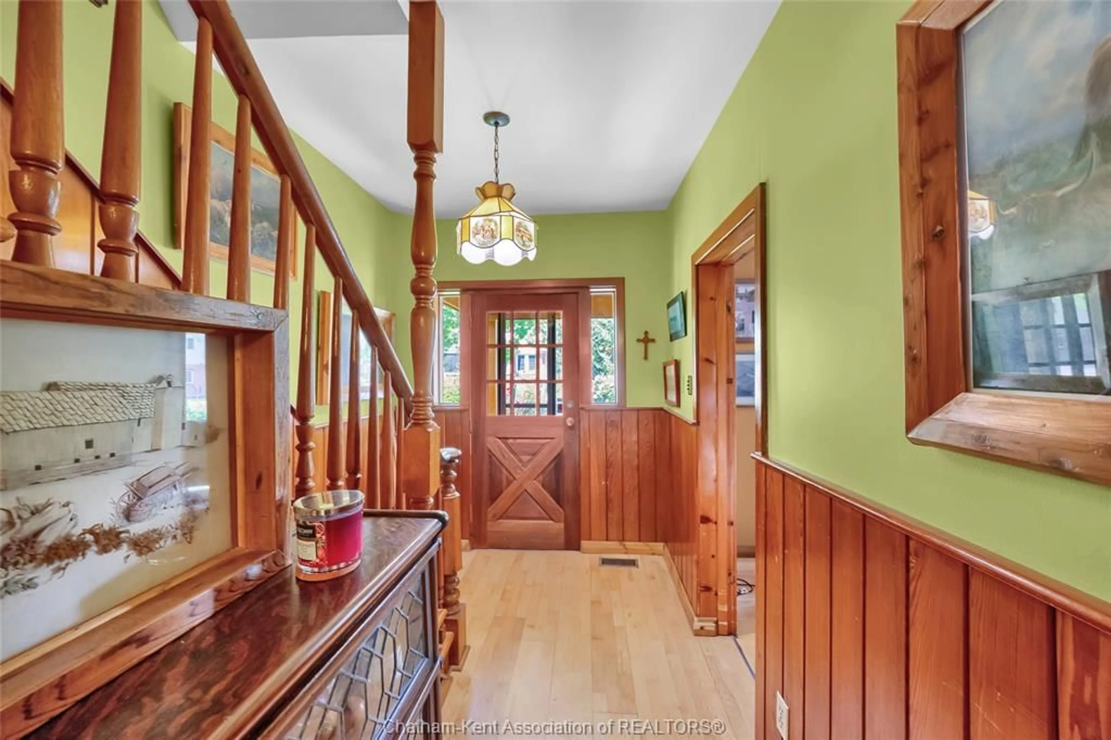 Indoor foyer for 16 Elizabeth St, Chatham Ontario N7L 2Y1