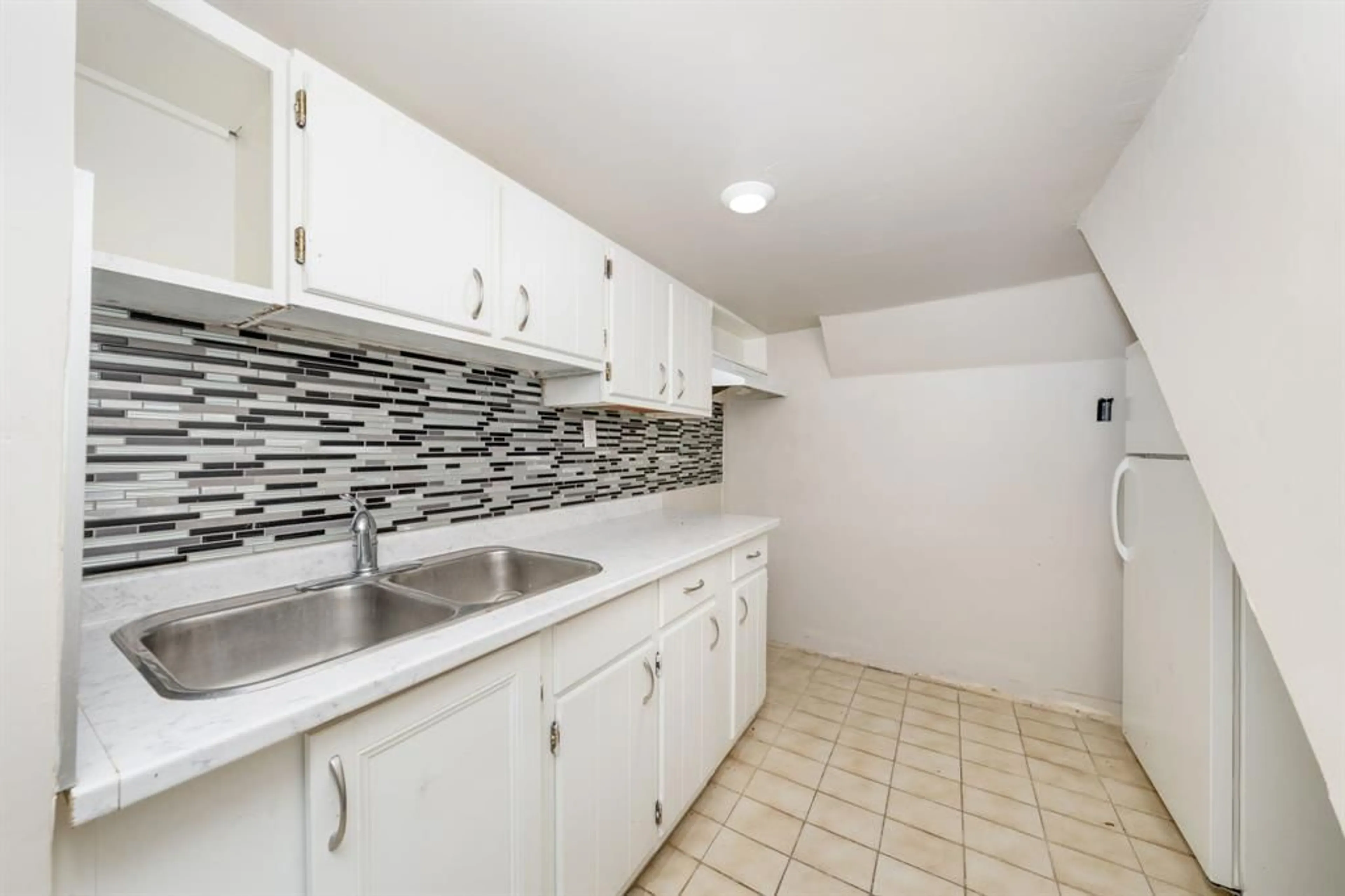 Standard kitchen, ceramic/tile floor for 138 CONESTOGA Dr, Sarnia Ontario N7S 5W1