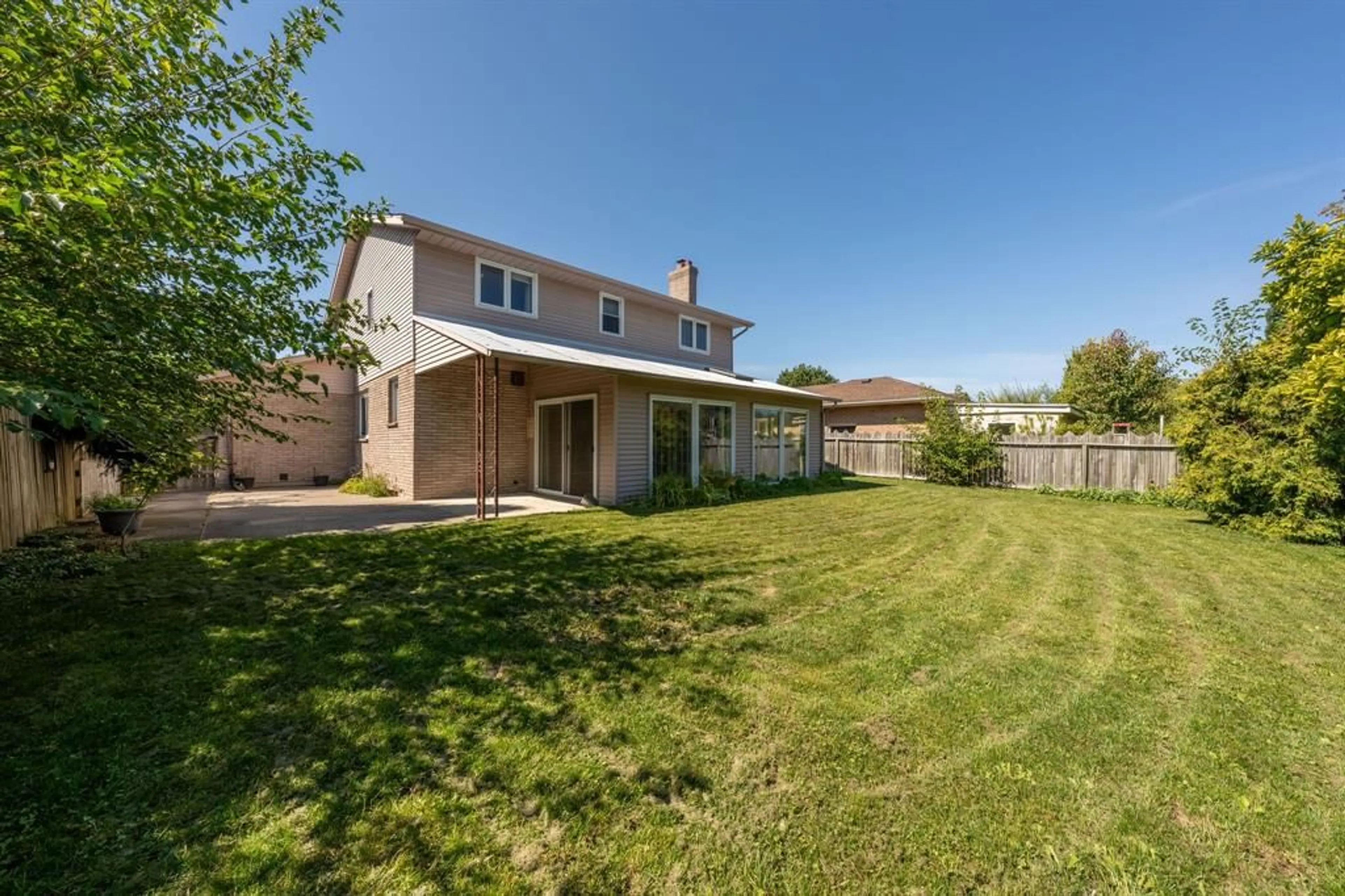 A pic from outside/outdoor area/front of a property/back of a property/a pic from drone, street for 138 CONESTOGA Dr, Sarnia Ontario N7S 5W1