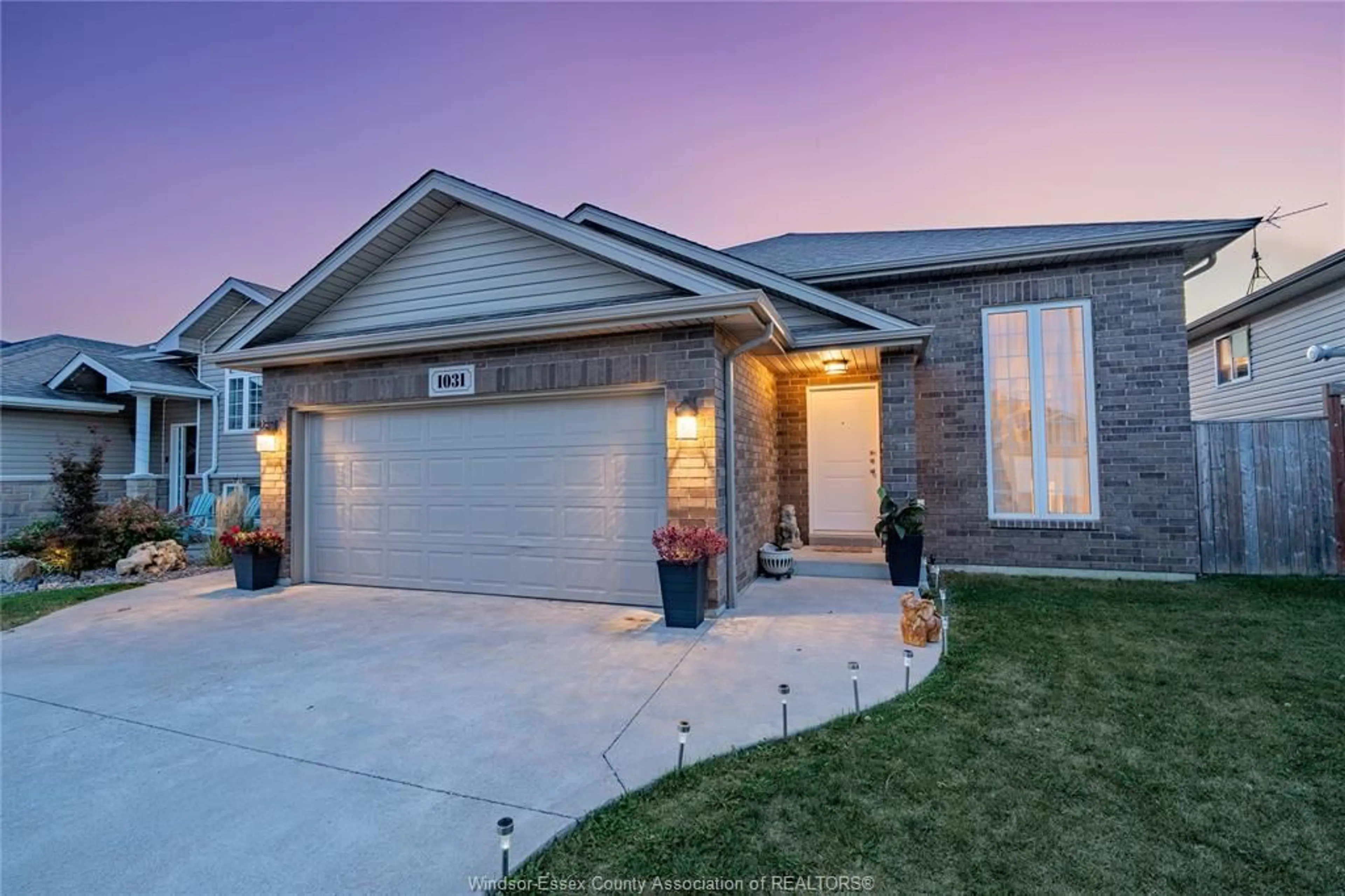 Home with brick exterior material, street for 1031 THUNDERBAY Ave, Windsor Ontario N8P 0C1