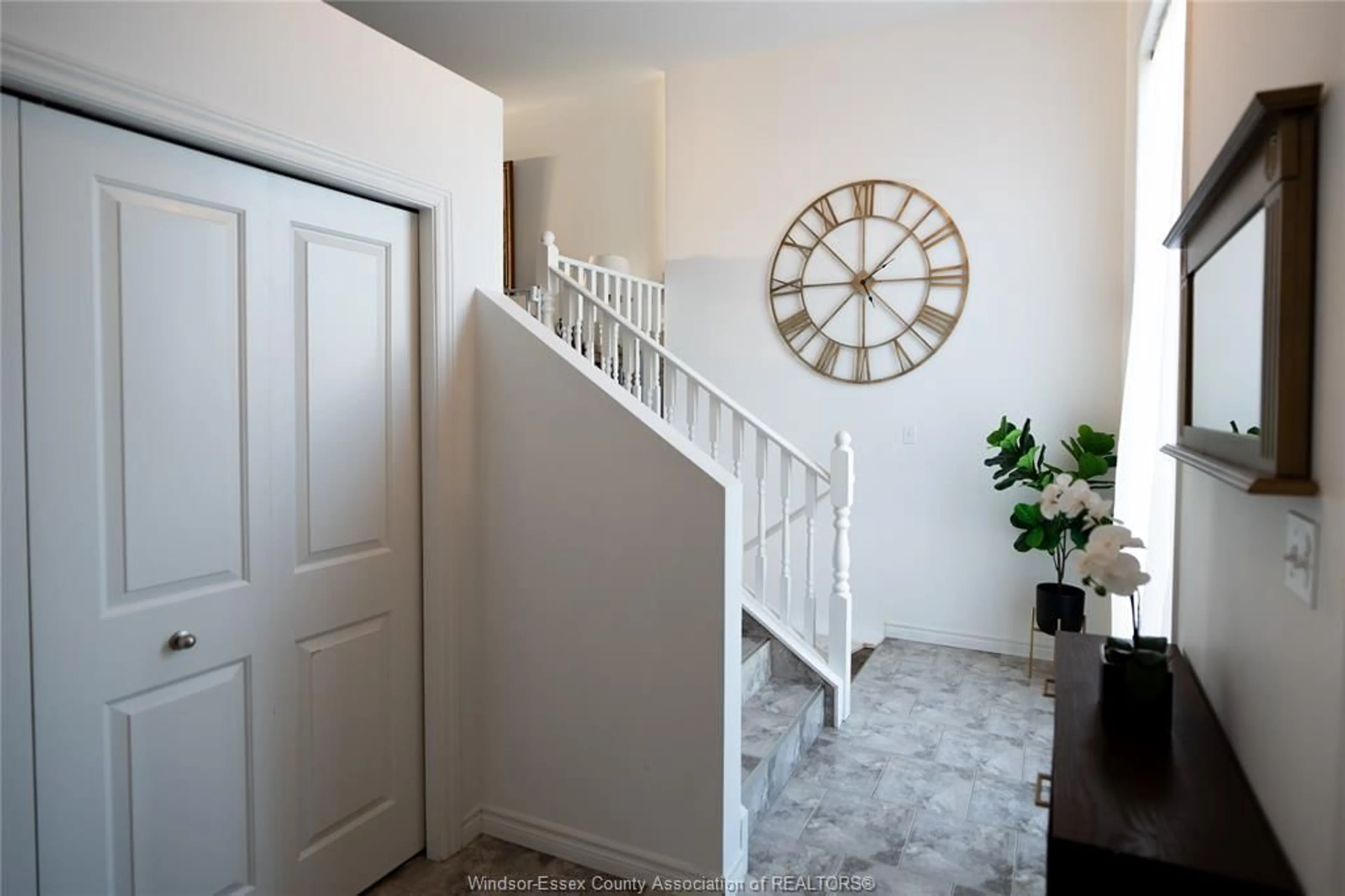 Indoor entryway for 1031 THUNDERBAY Ave, Windsor Ontario N8P 0C1