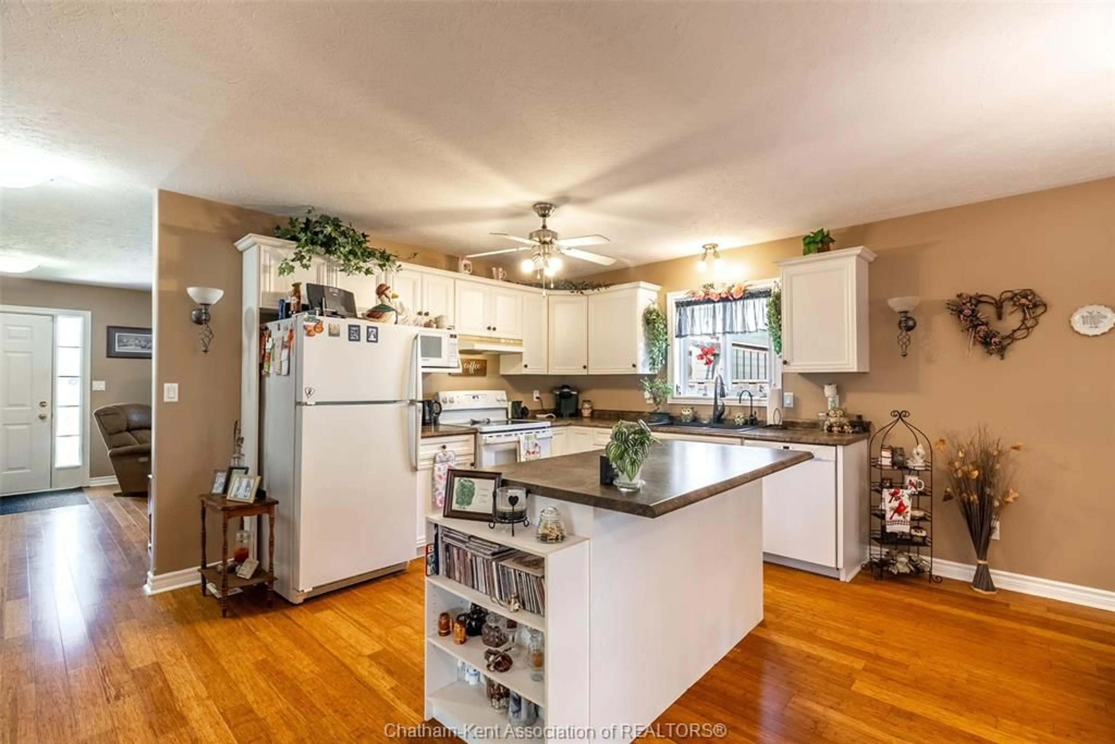 Open concept kitchen, unknown for 33 Azar Ave, Tilbury Ontario N0P 2L0