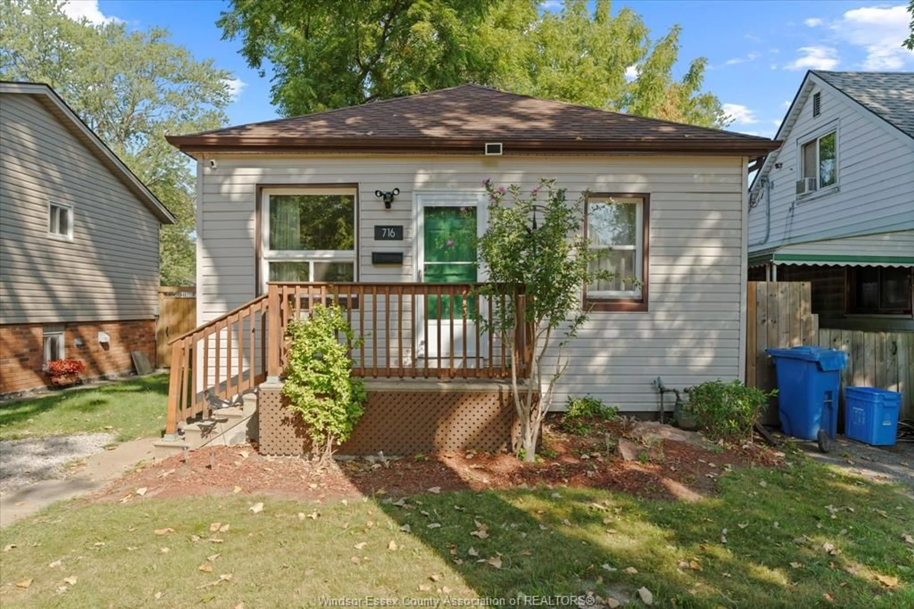 Home with vinyl exterior material, street for 716 CAPITOL, Windsor Ontario N8X 3G2