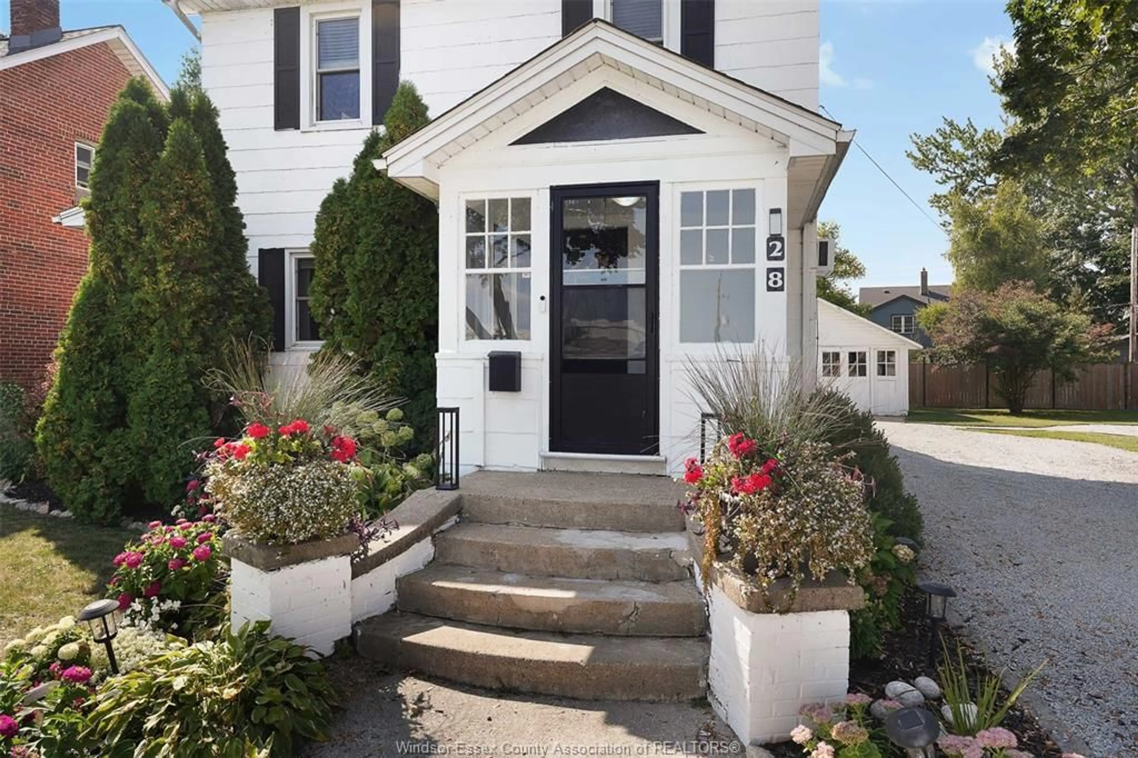 Indoor entryway for 28 SANDWICH St, Amherstburg Ontario N9V 2T7