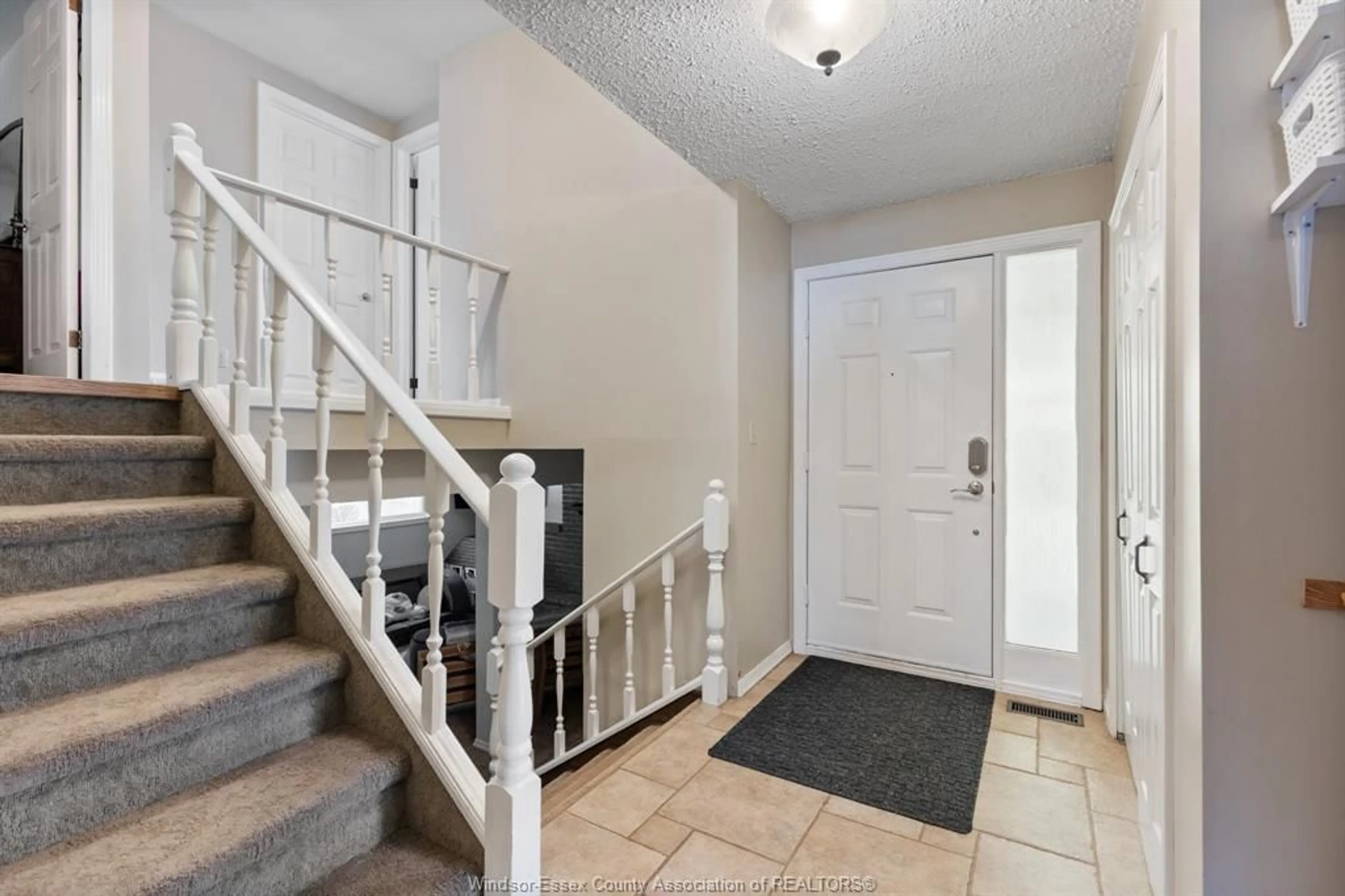 Indoor entryway for 1336 BRIARWOOD, Kingsville Ontario N9Y 2S2