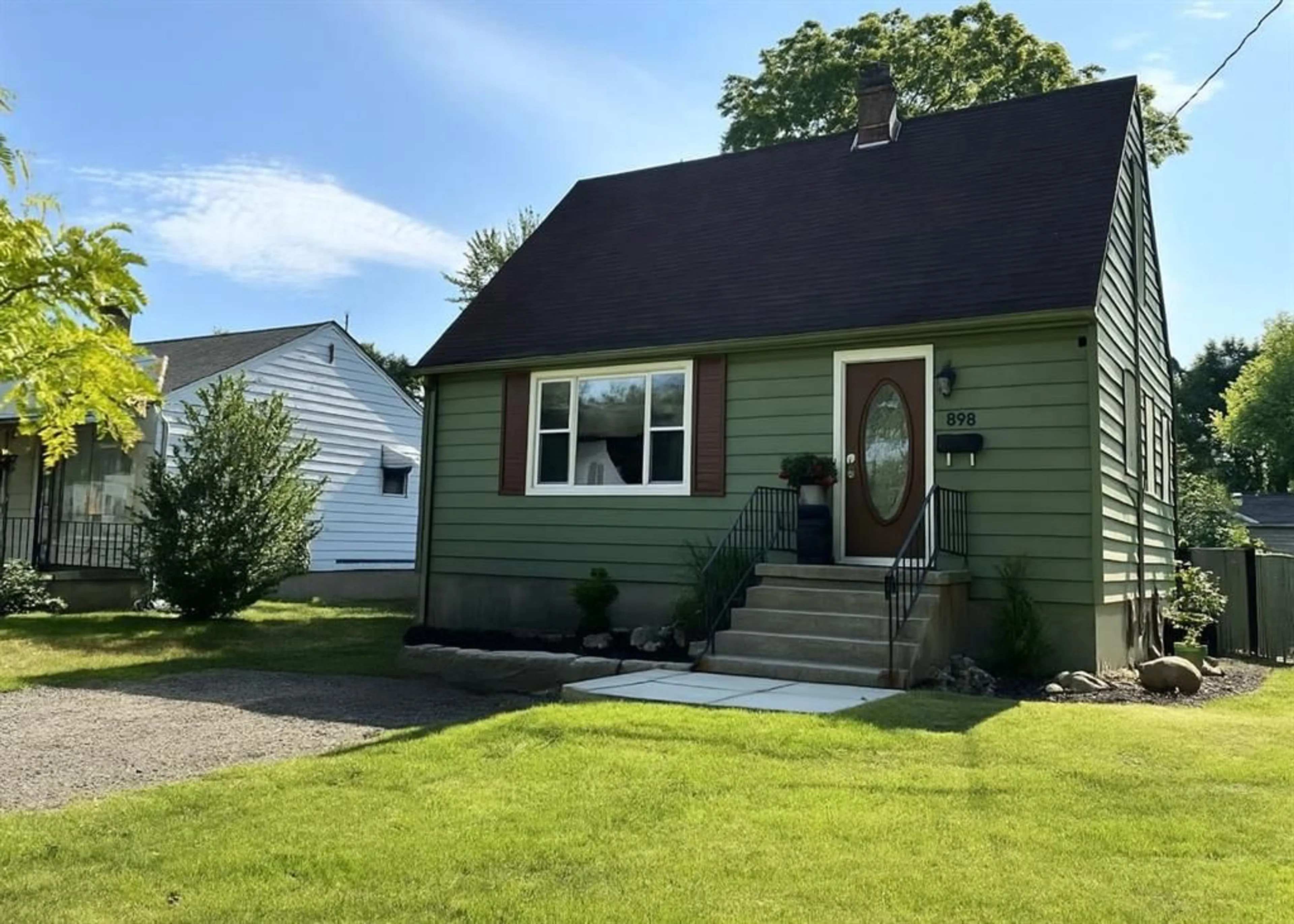 Home with vinyl exterior material, street for 898 WOODLAND Ave, Sarnia Ontario N7V 3W6