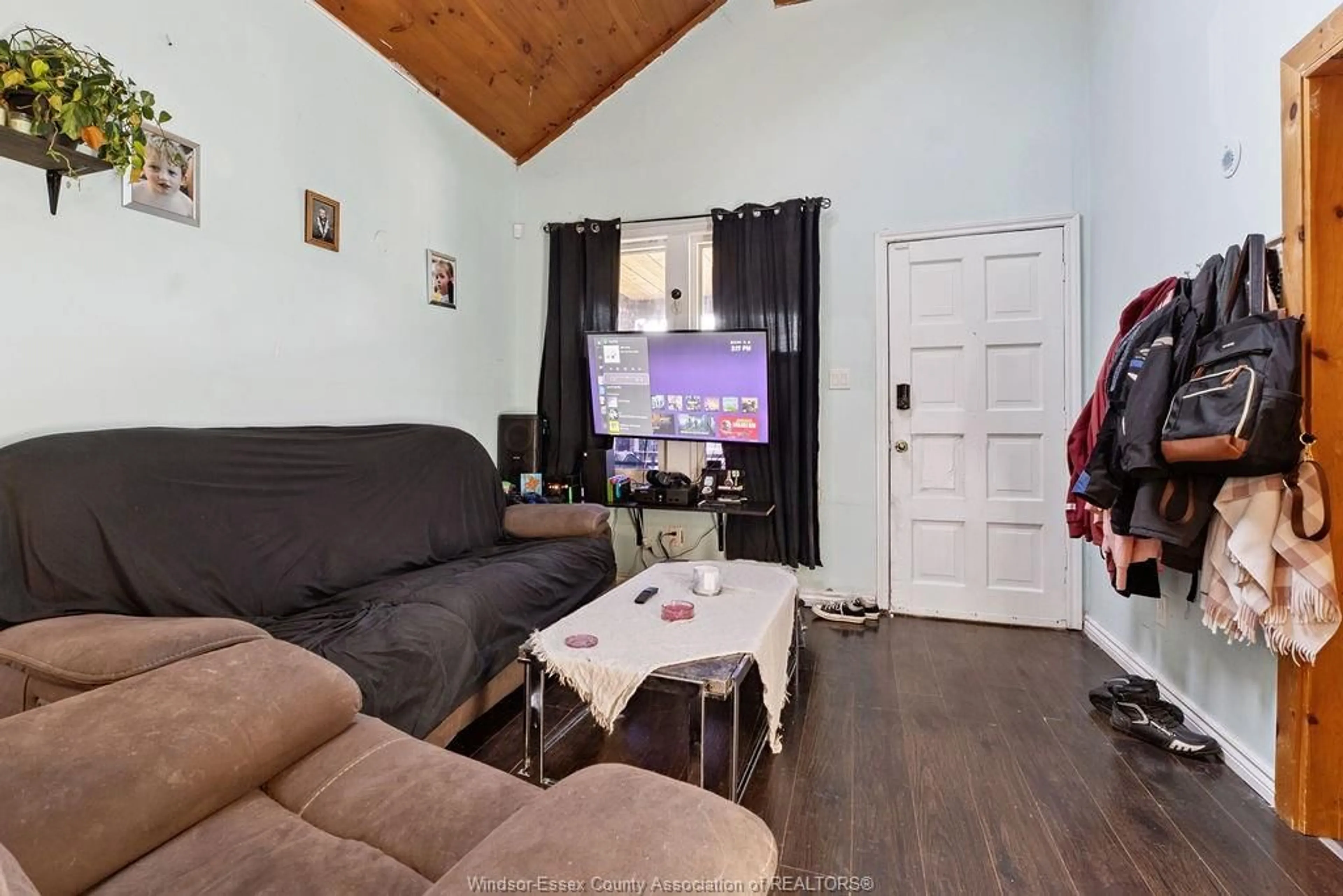 Living room with furniture, wood/laminate floor for 1030 OAK St, Windsor Ontario N9A 5G4