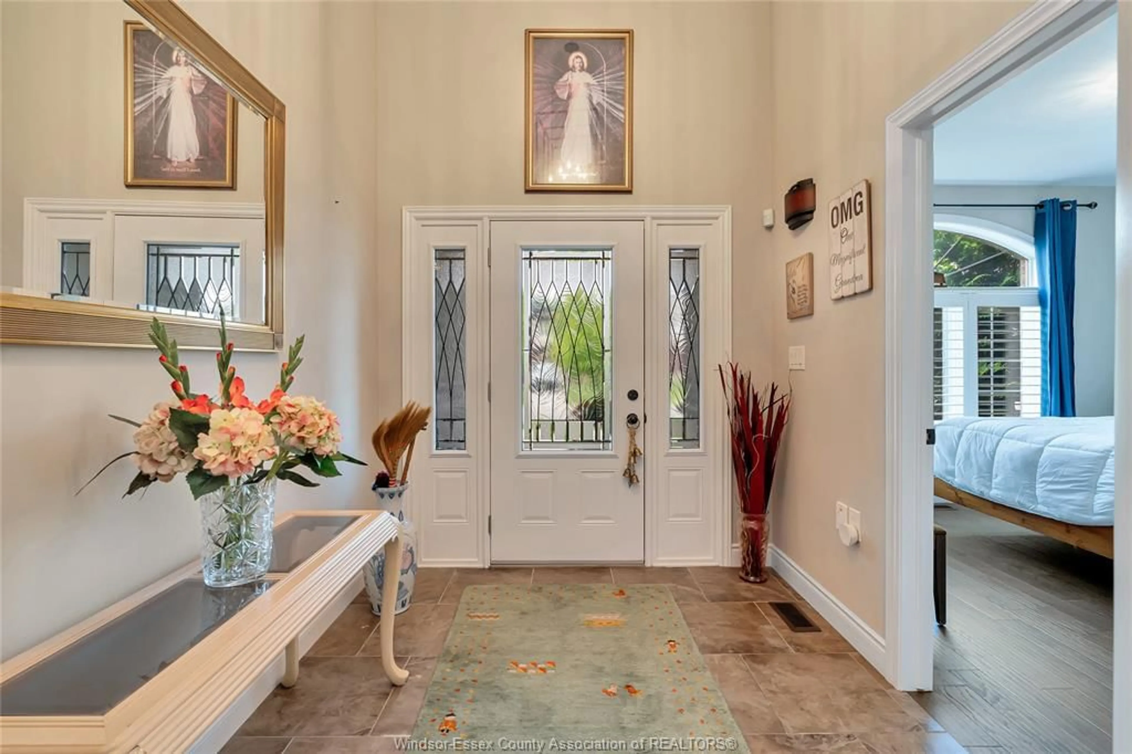 Indoor entryway for 640 DONLON, LaSalle Ontario N9J 3Y4
