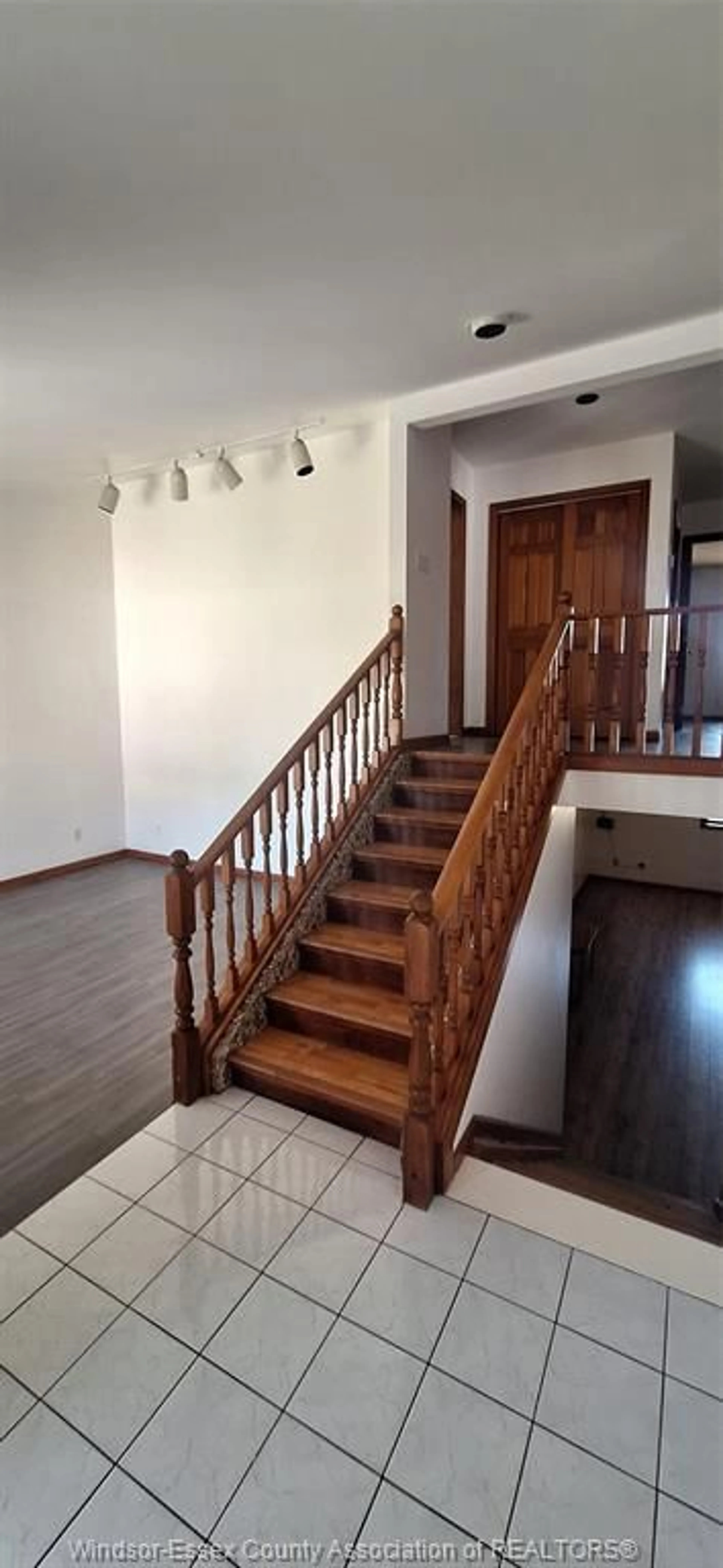 Indoor foyer for 645 ST. PIERRE, Tecumseh Ontario N8N 5Z3