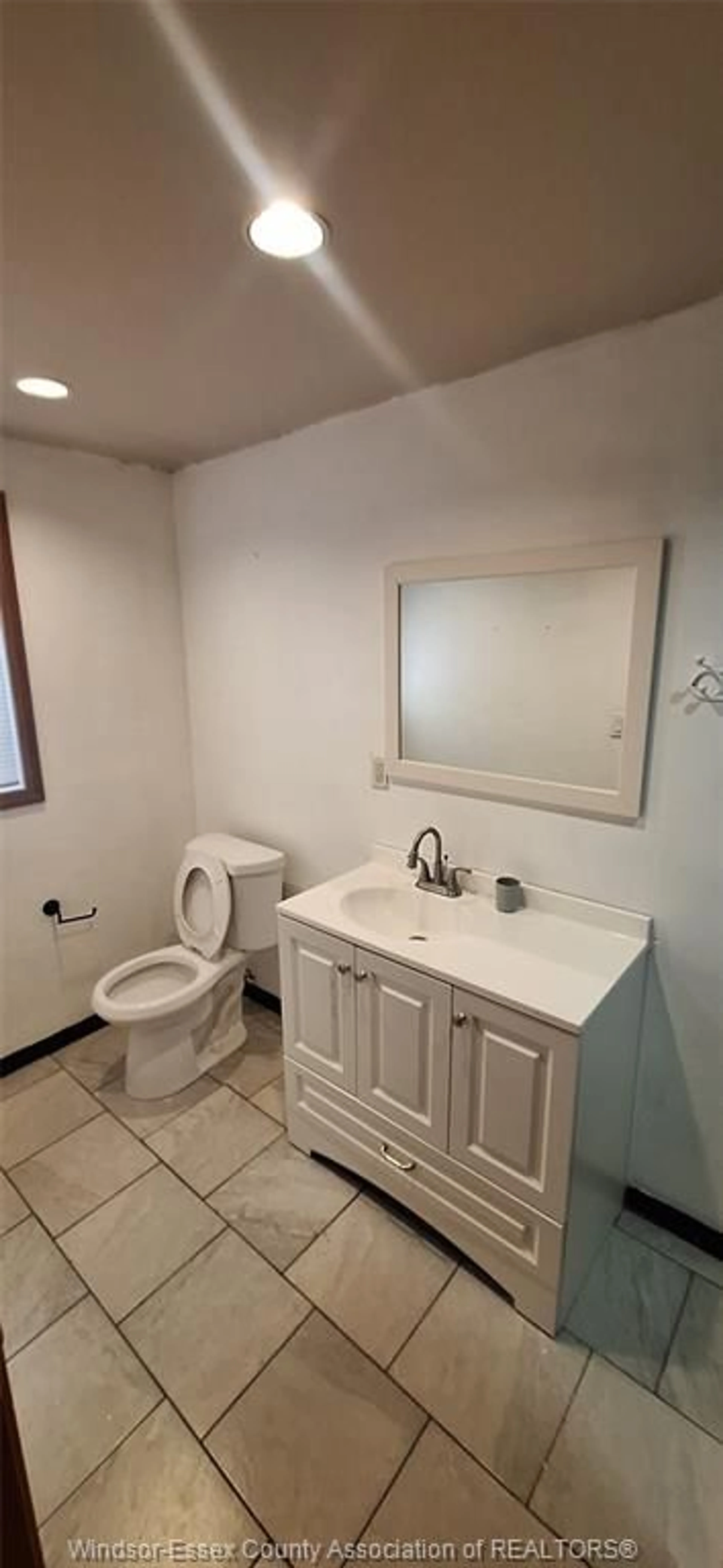Standard bathroom, unknown for 645 ST. PIERRE, Tecumseh Ontario N8N 5Z3