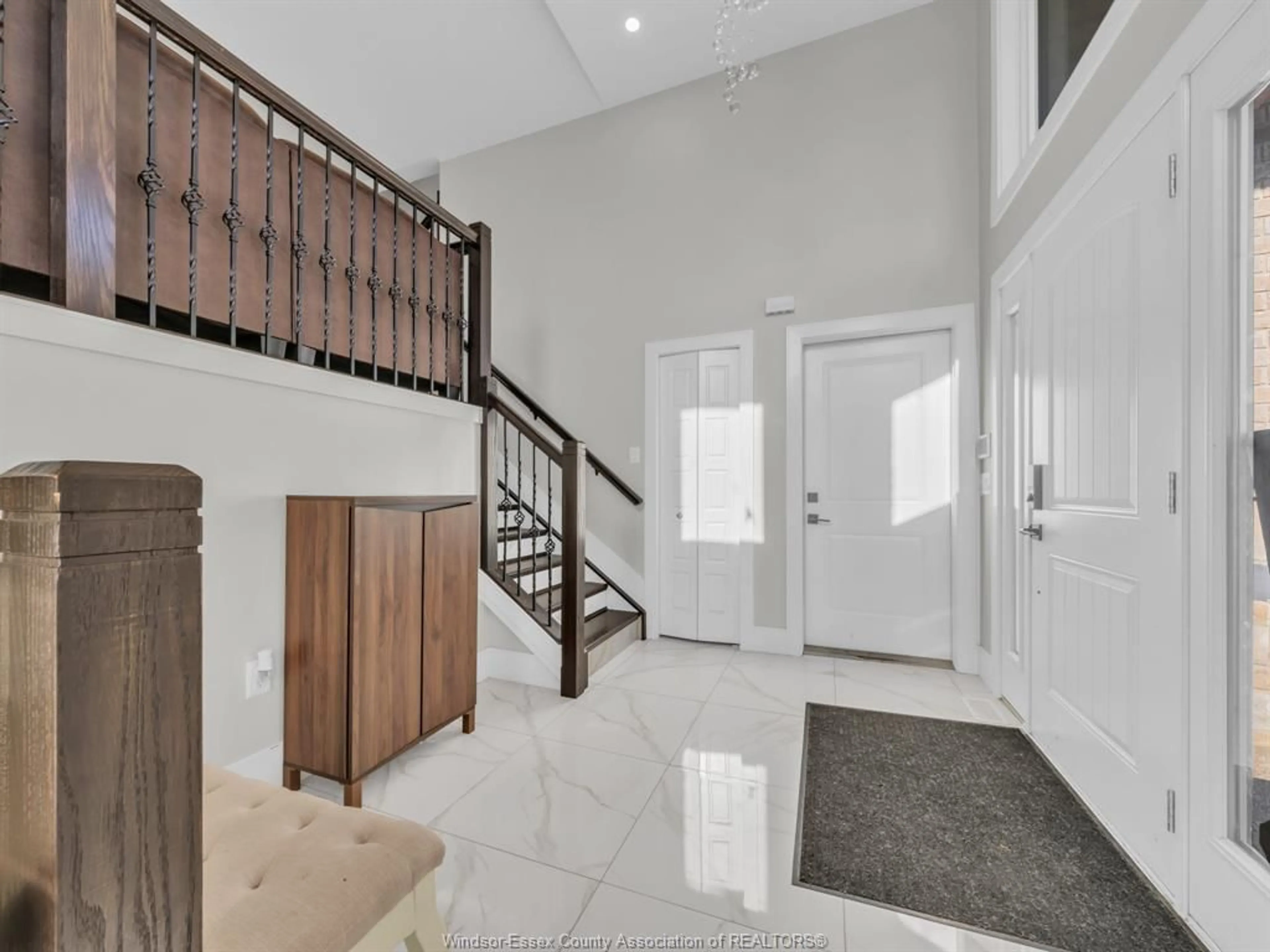 Indoor foyer for 604 SOUTH PACIFIC Ave, Windsor Ontario N8X 2W8
