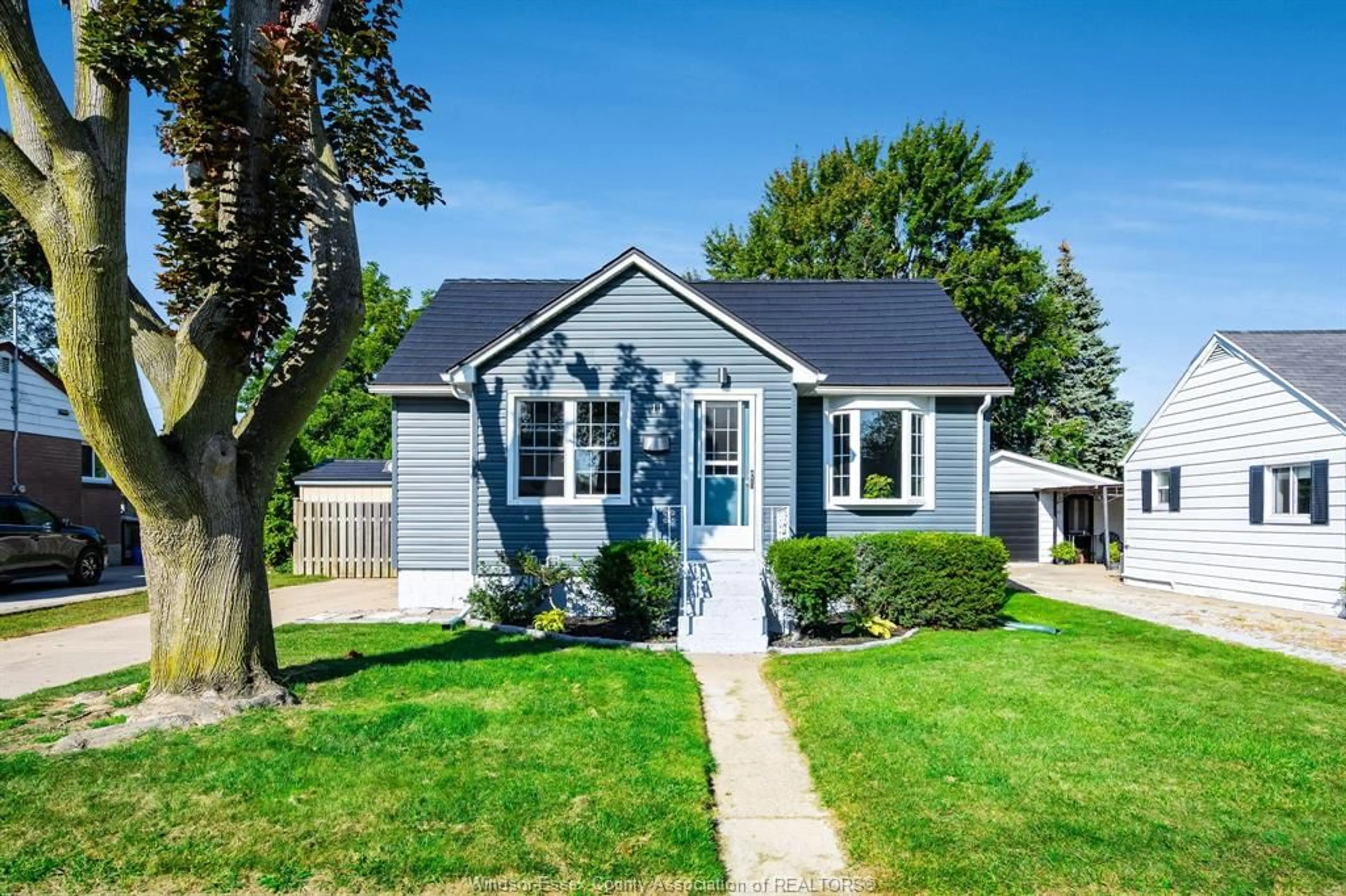 Home with vinyl exterior material, street for 11 JONES, Leamington Ontario N8H 2R7