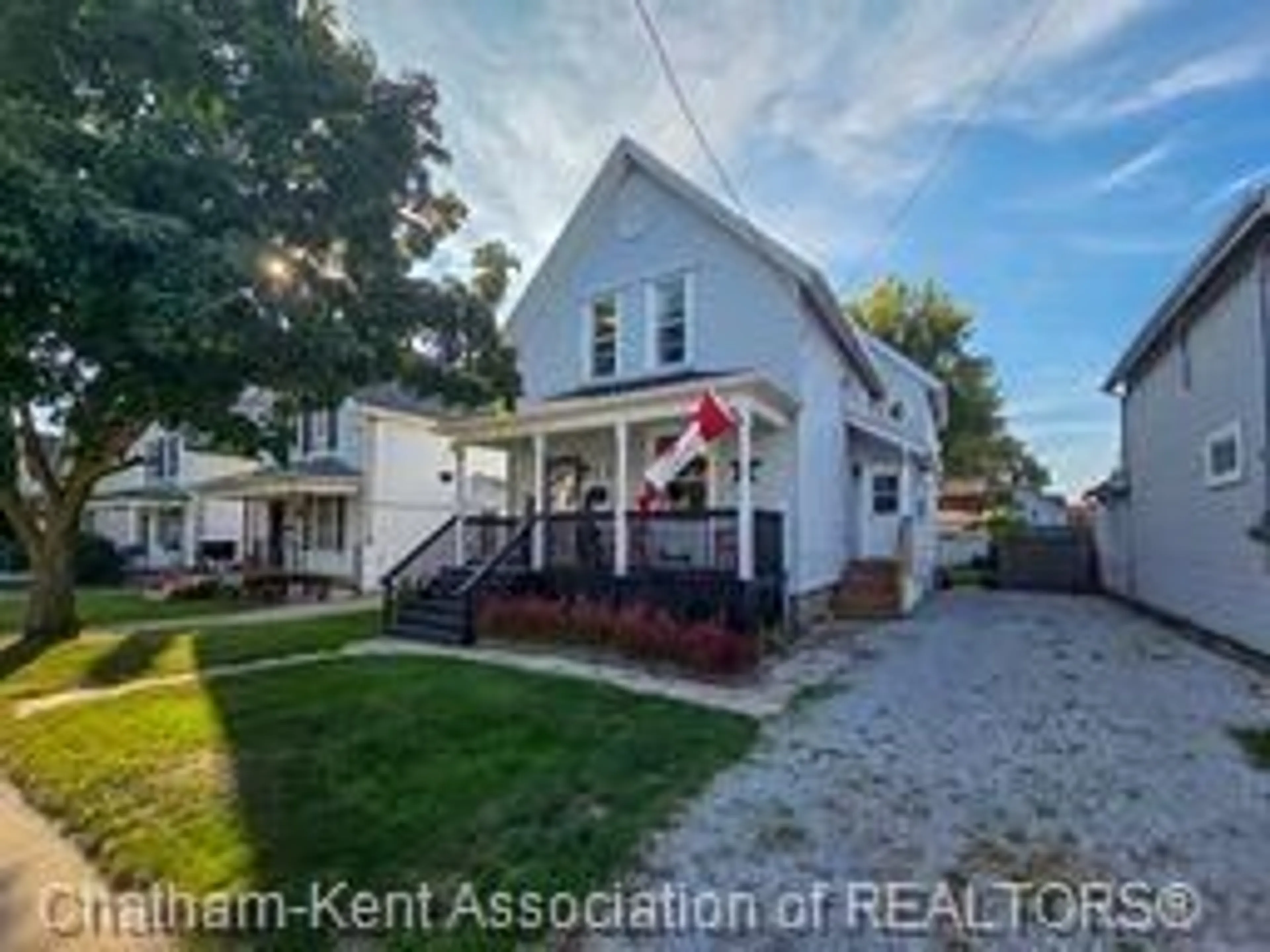 A pic from outside/outdoor area/front of a property/back of a property/a pic from drone, street for 29 PATTESON Ave, Chatham Ontario N7M 1T4