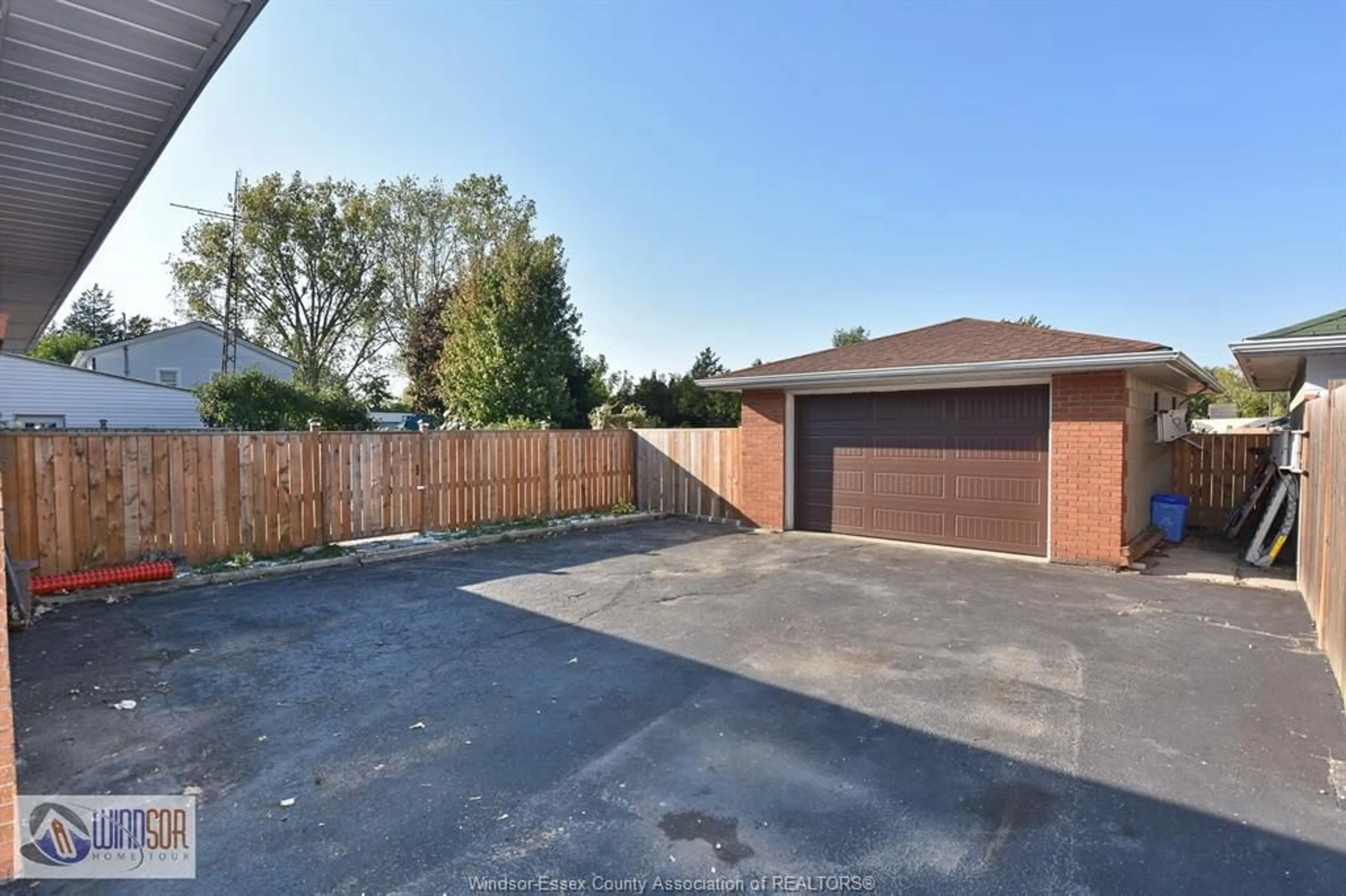 A pic from outside/outdoor area/front of a property/back of a property/a pic from drone, street for 58 TEXAS Rd, Amherstburg Ontario N9V 2R7