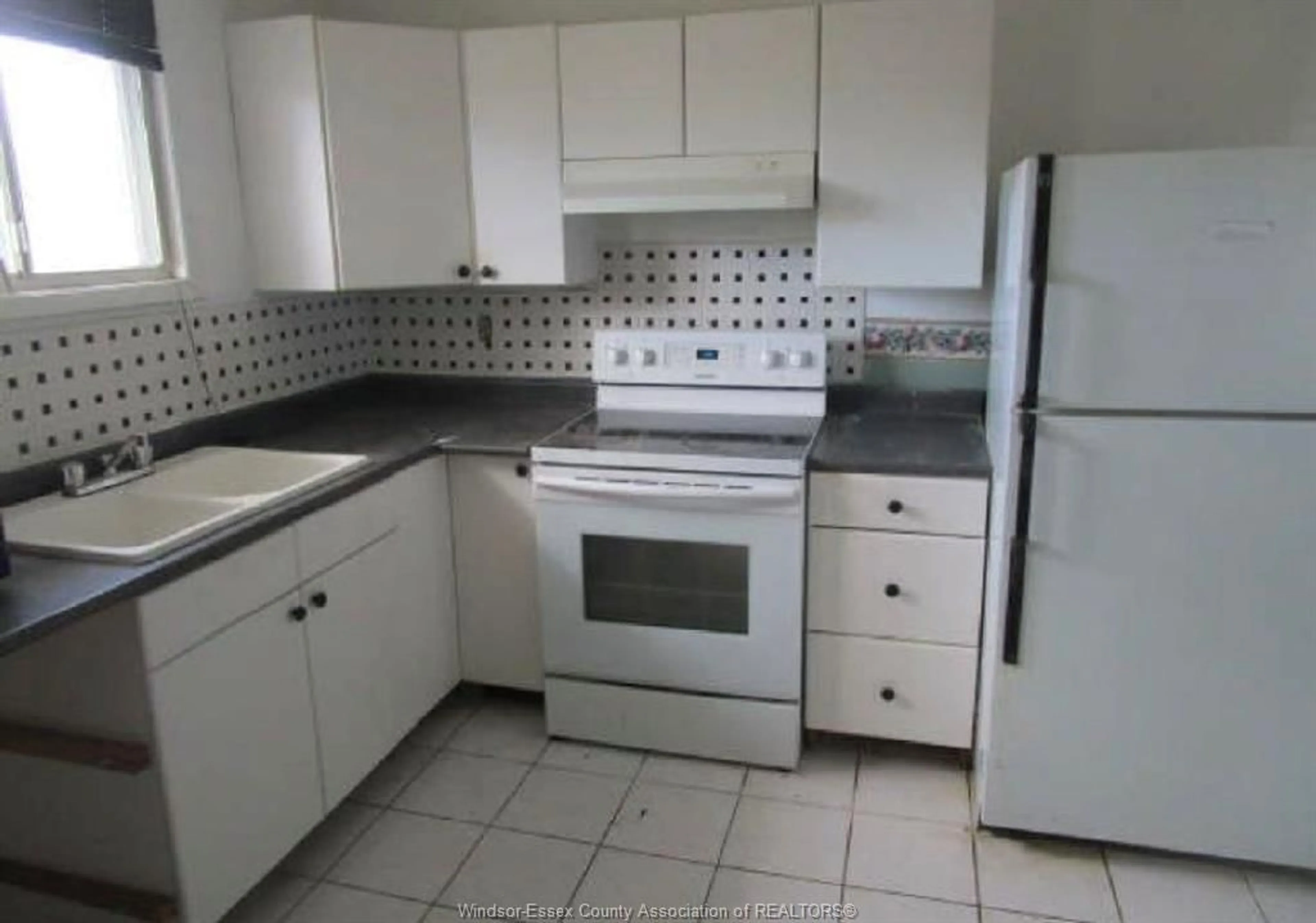 Standard kitchen, ceramic/tile floor for 423 RICHMOND St, Amherstburg Ontario N9V 3G2