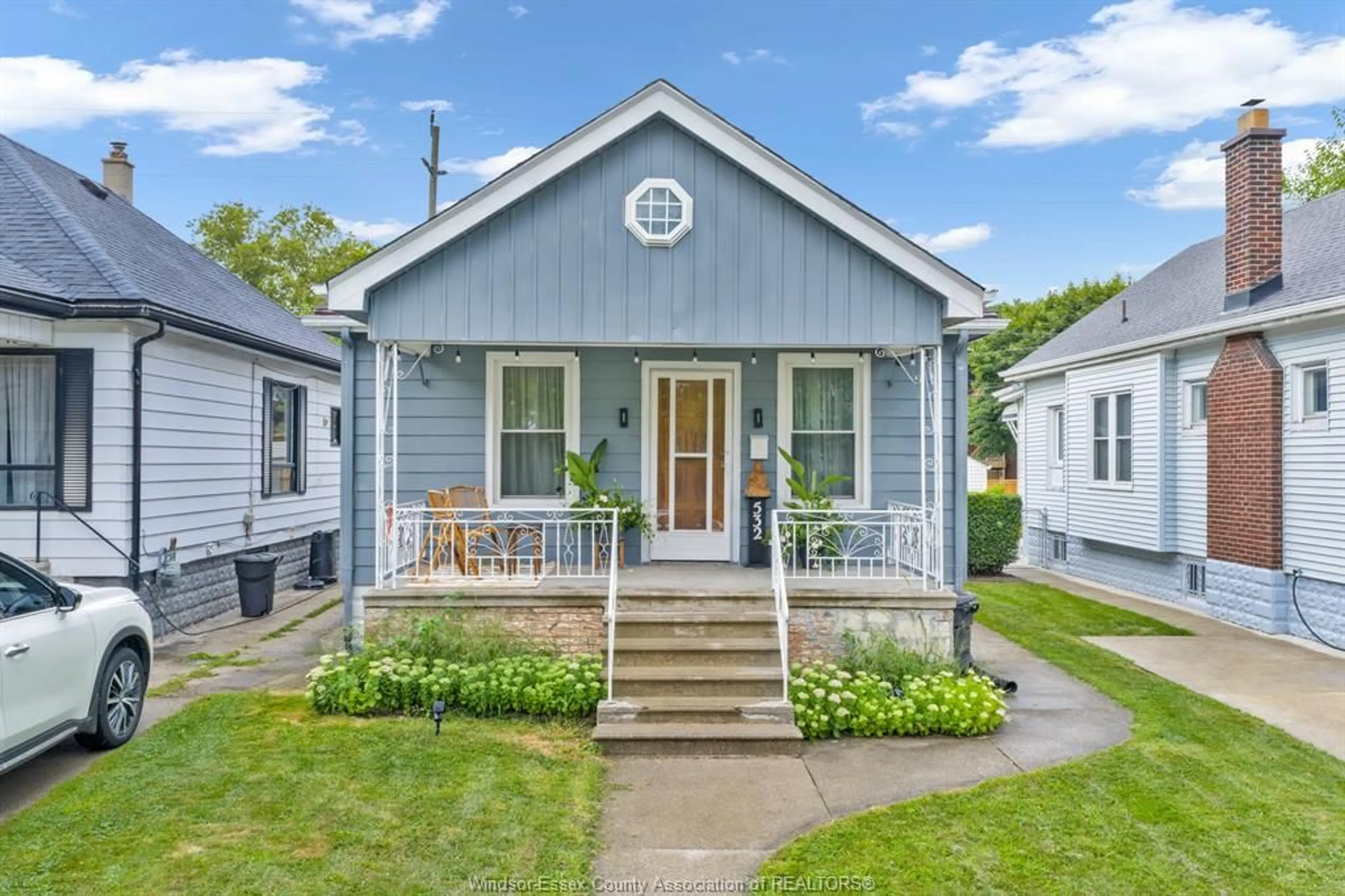 Home with vinyl exterior material, street for 532 MCKAY, Windsor Ontario N9B 1Z8