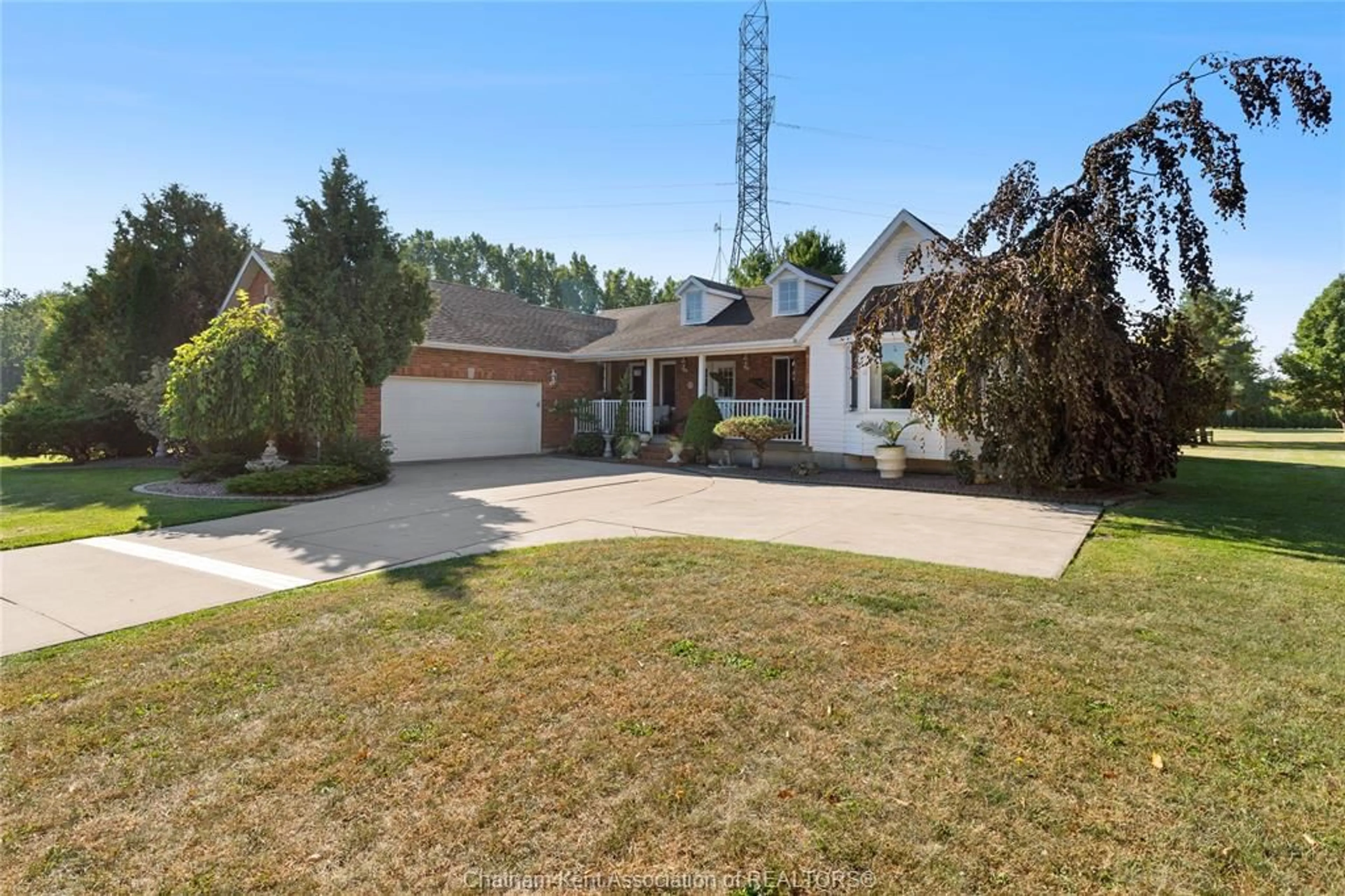 A pic from outside/outdoor area/front of a property/back of a property/a pic from drone, street for 21640 Pinehurst Cres, Chatham-Kent Ontario N7M 5J3