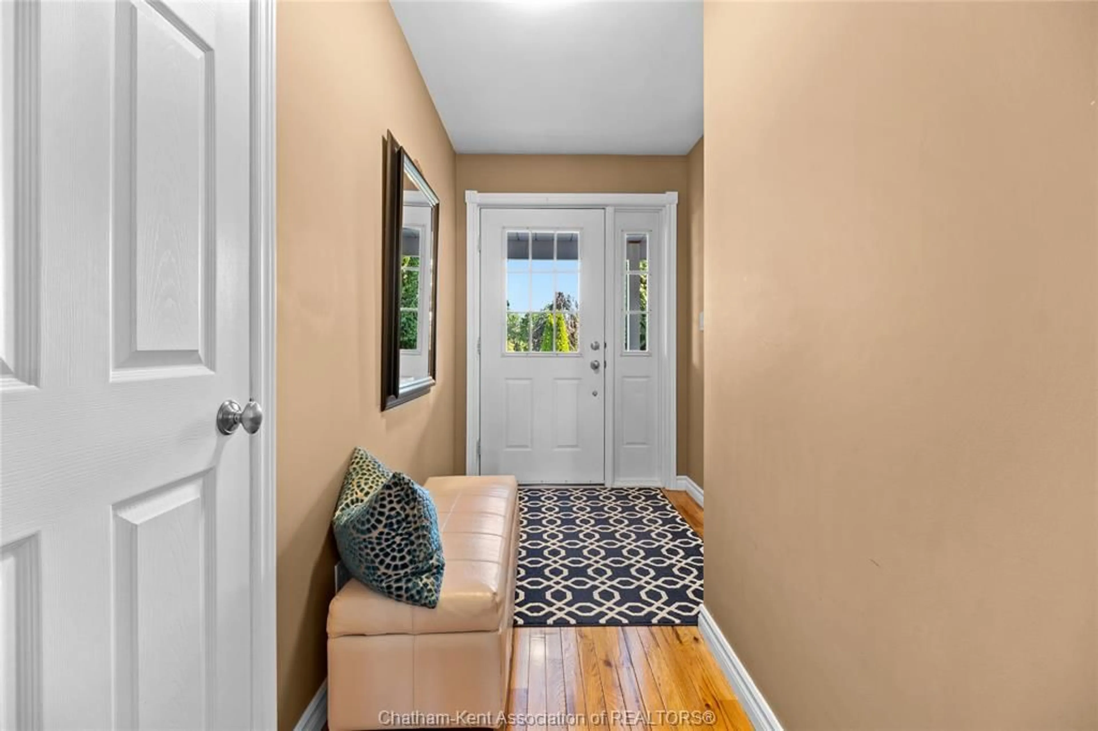 Indoor entryway for 21640 Pinehurst Cres, Chatham-Kent Ontario N7M 5J3
