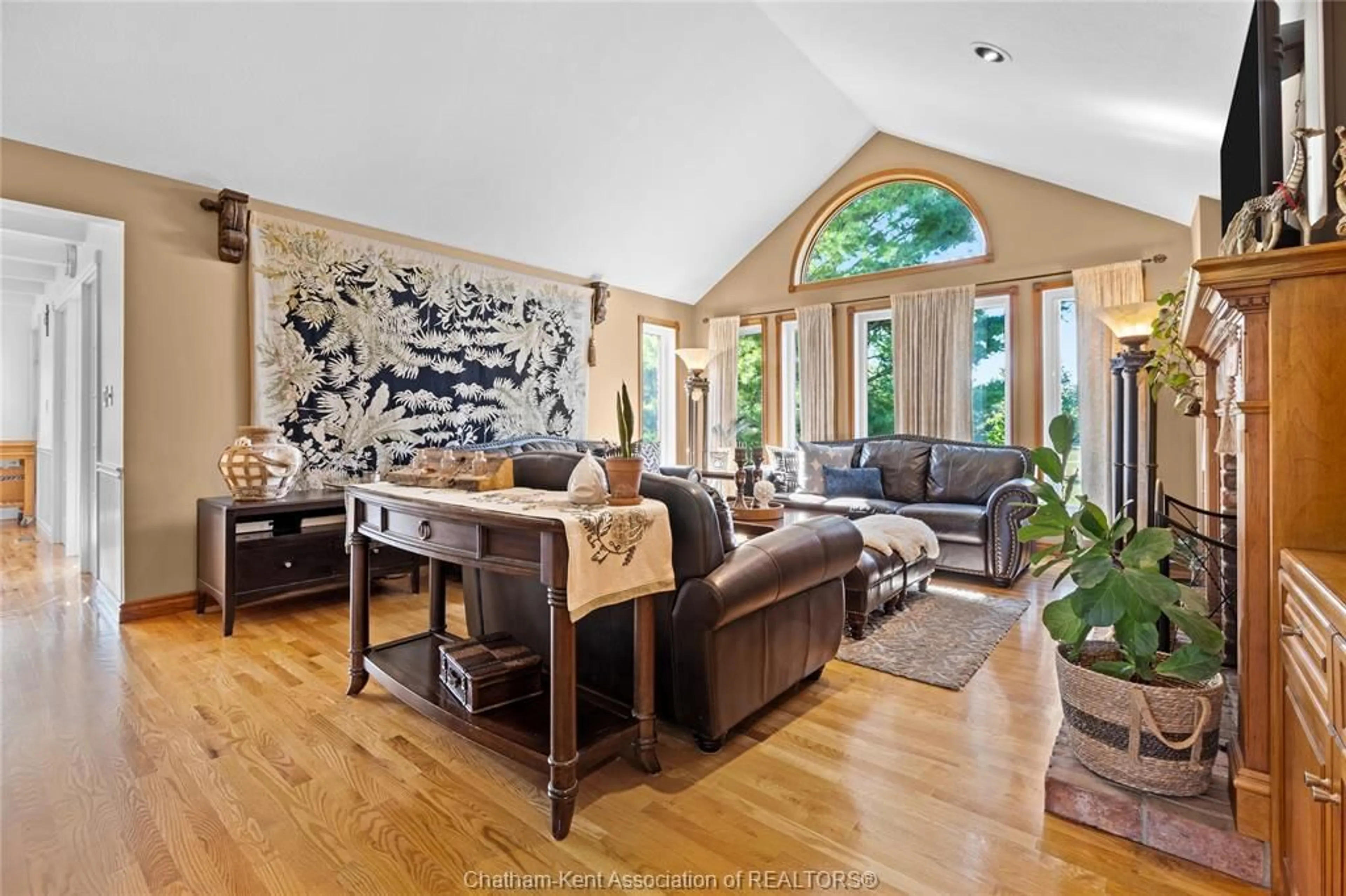 Living room with furniture, unknown for 21640 Pinehurst Cres, Chatham-Kent Ontario N7M 5J3