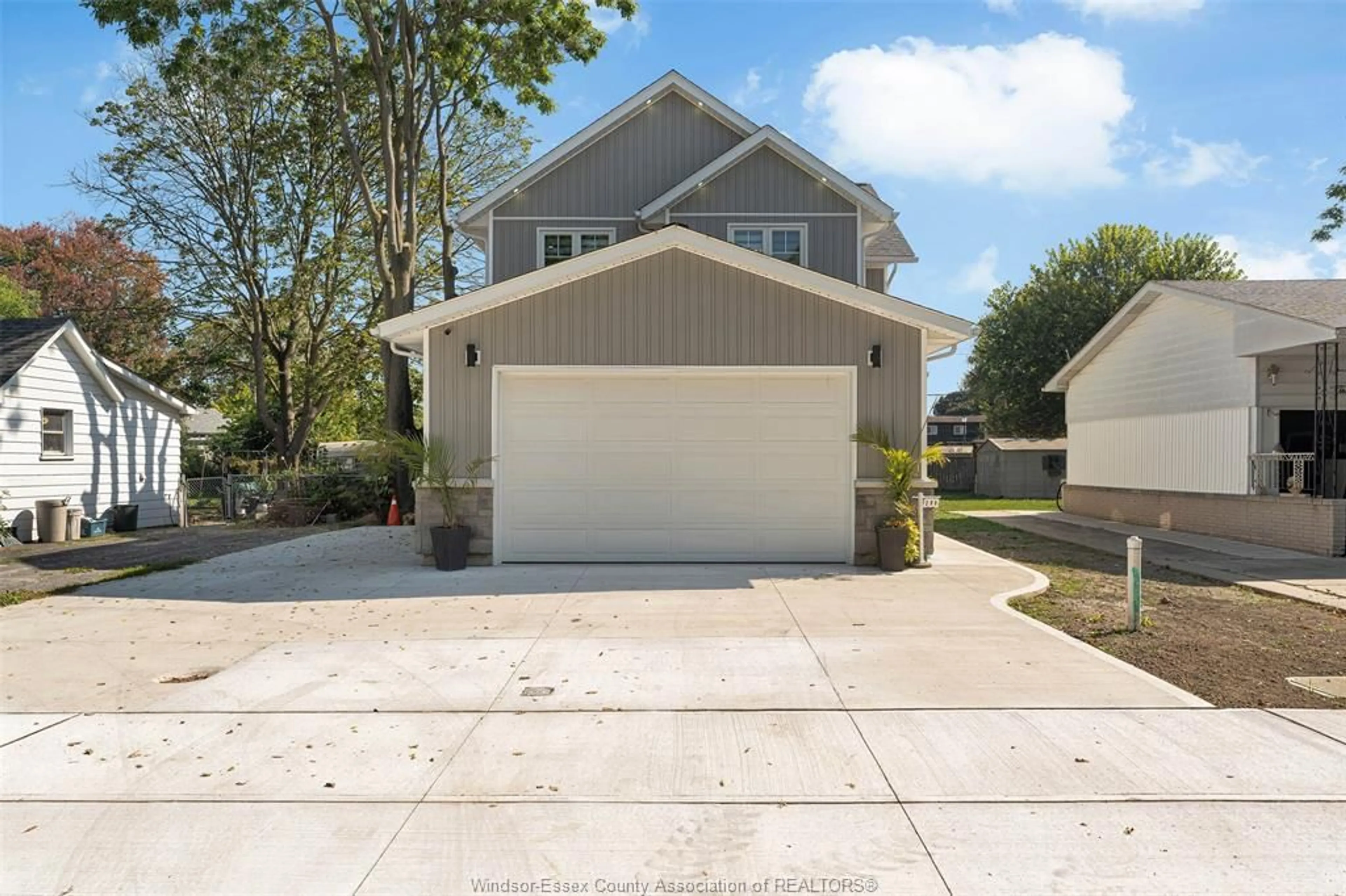 Home with vinyl exterior material, street for 295 GEORGE St, Amherstburg Ontario N9V 2G3