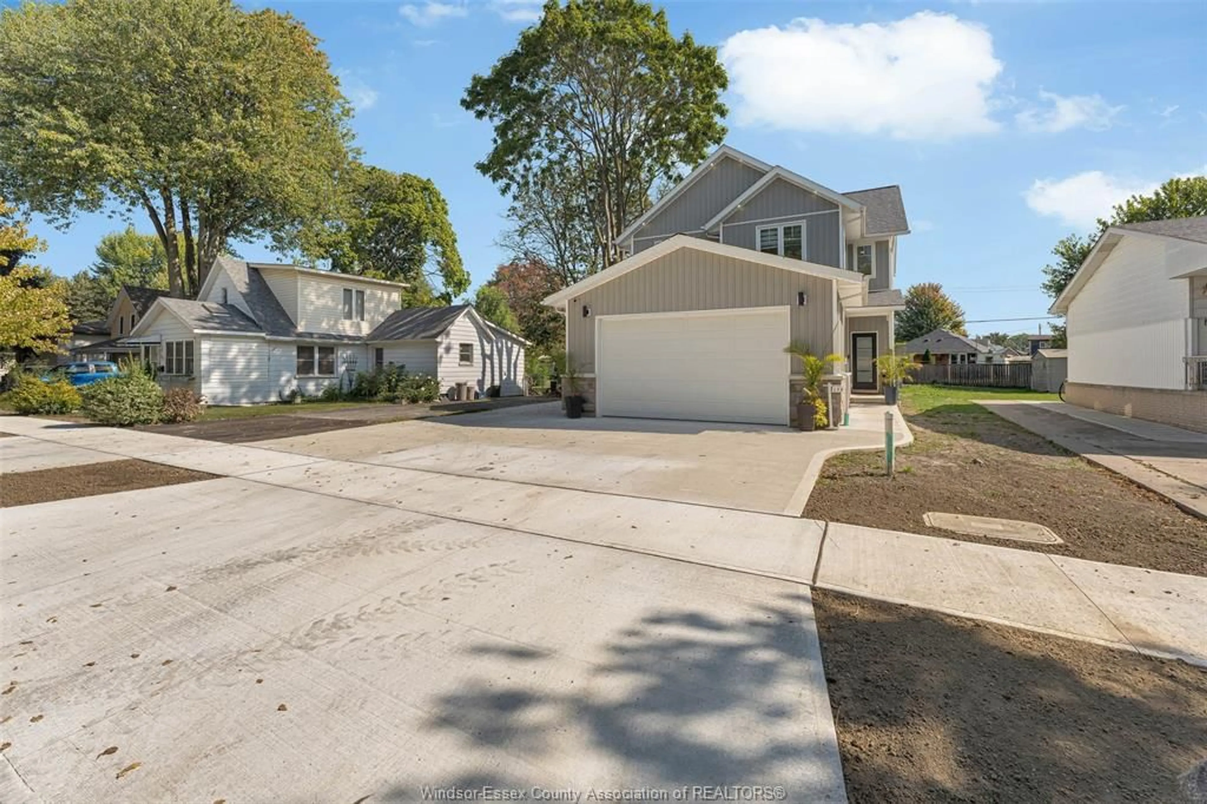 A pic from outside/outdoor area/front of a property/back of a property/a pic from drone, street for 295 GEORGE St, Amherstburg Ontario N9V 2G3