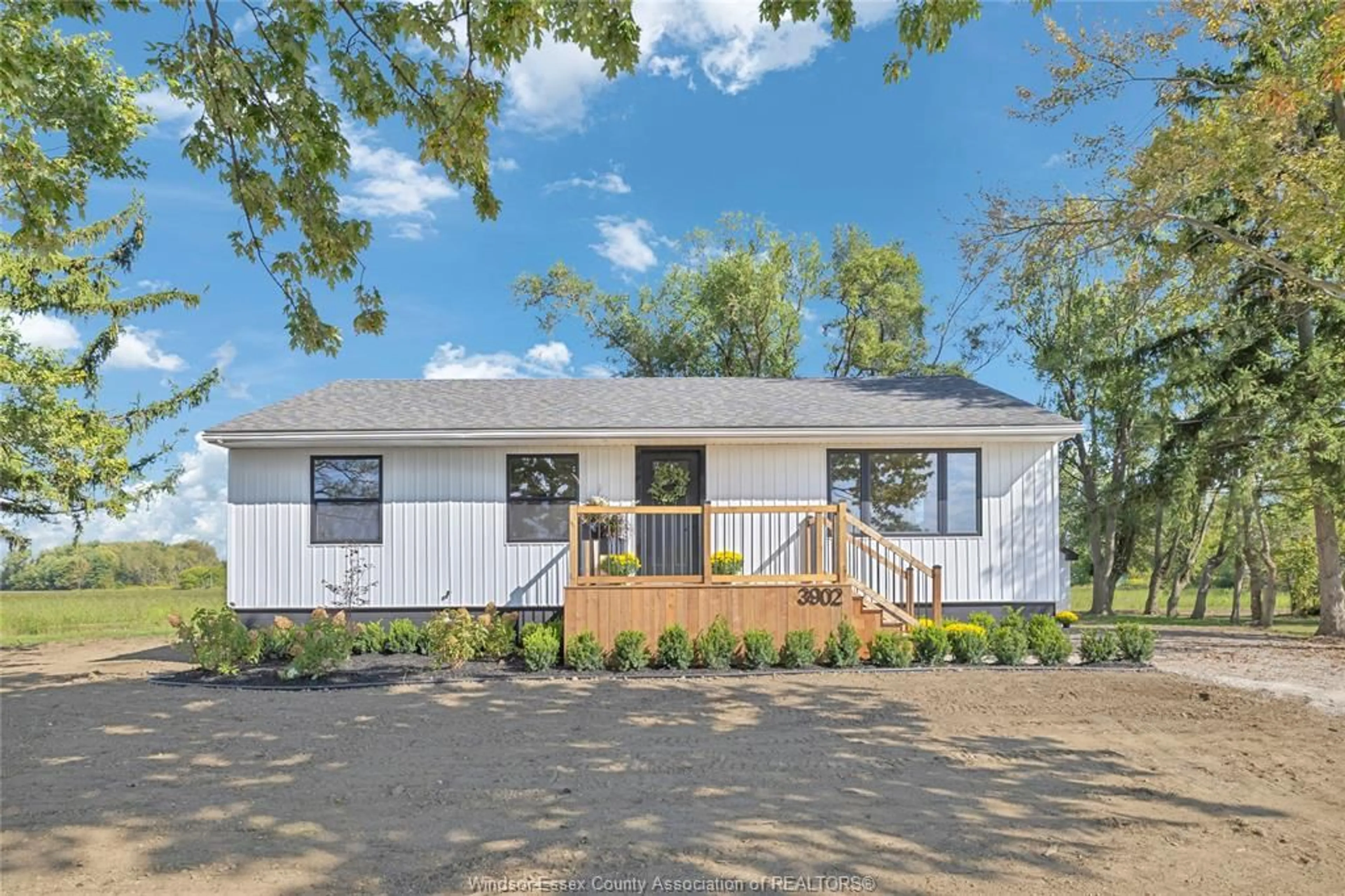 Home with vinyl exterior material, unknown for 3902 MANNING Rd, Lakeshore Ontario N0R 1K0