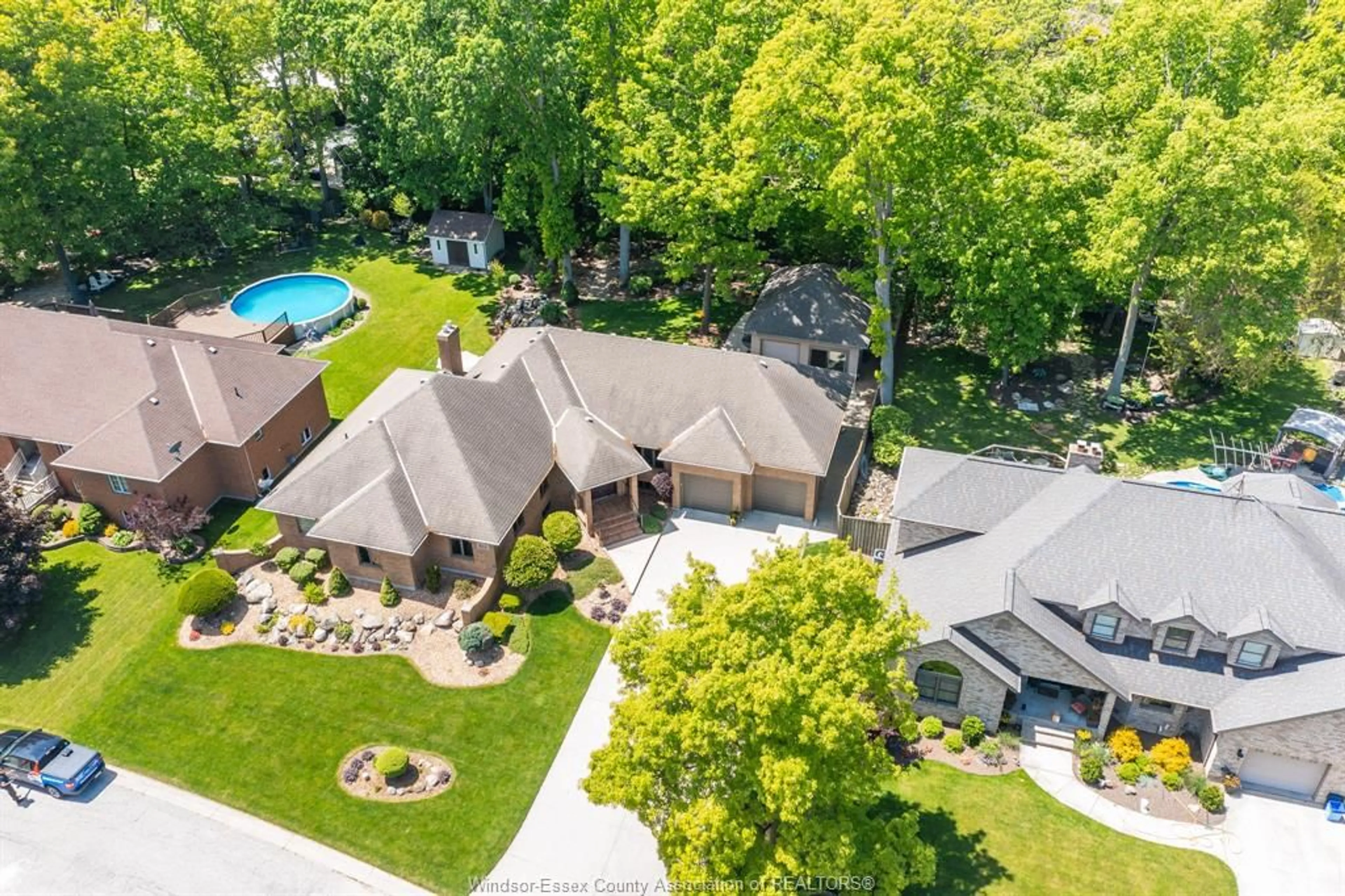A pic from outside/outdoor area/front of a property/back of a property/a pic from drone, unknown for 211 WOODLAND Dr, Harrow Ontario N0R 1G0