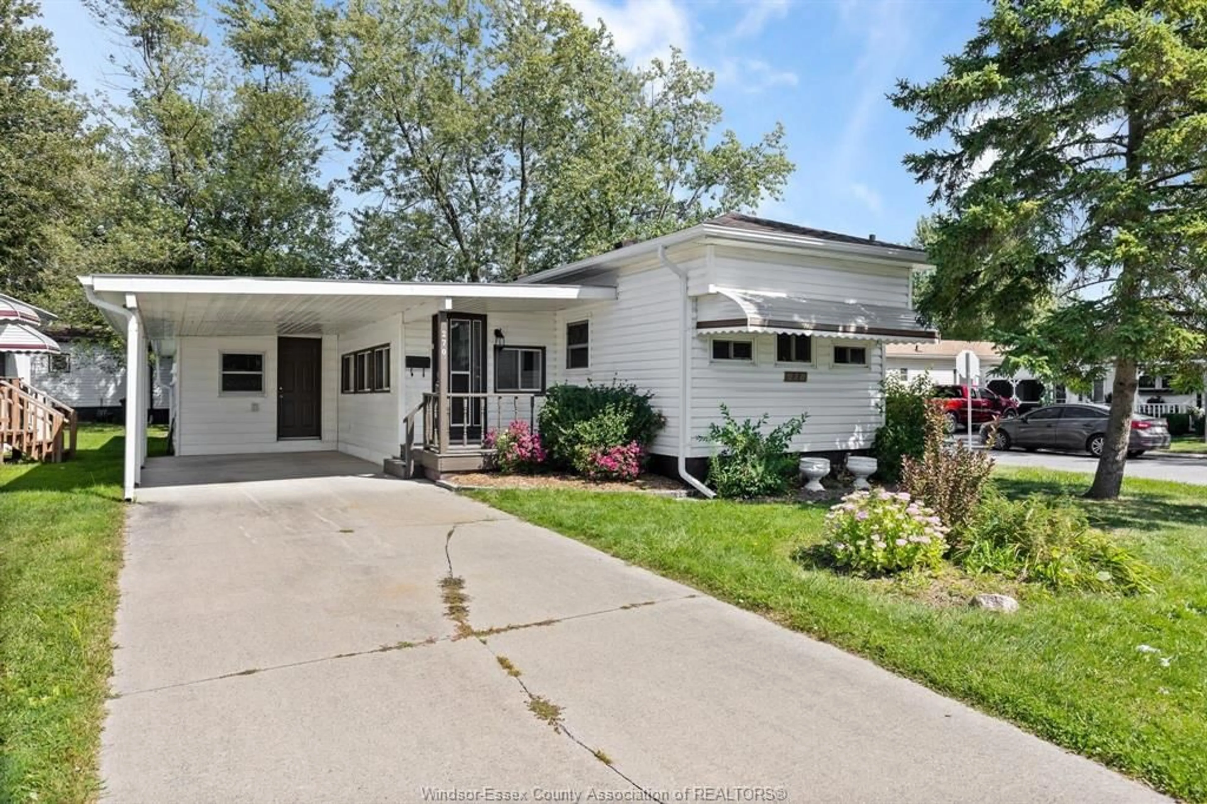 Home with vinyl exterior material, street for 270 BEVERLY, Essex Ontario N8M 1N4