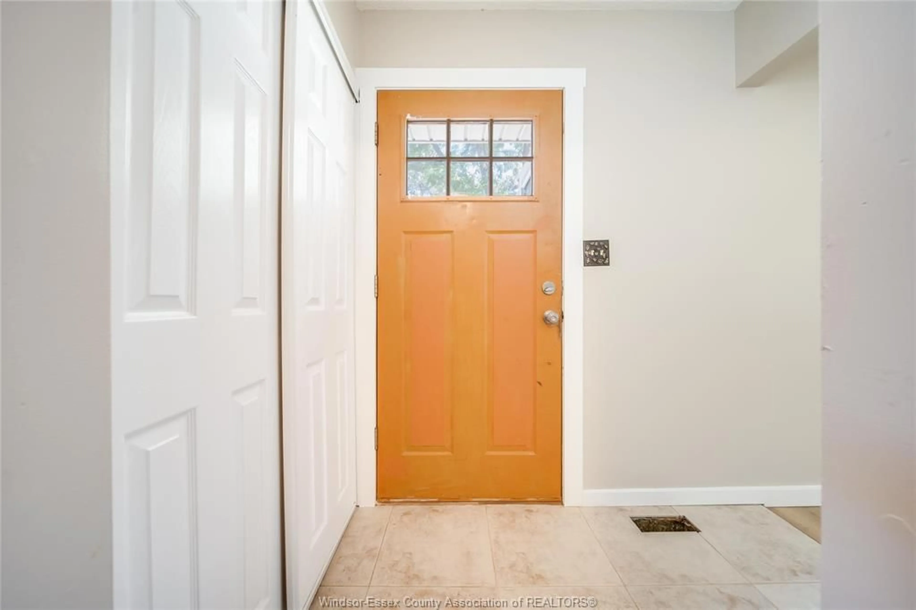 Indoor entryway for 3011 JEFFERSON, Windsor Ontario N8T 3H8