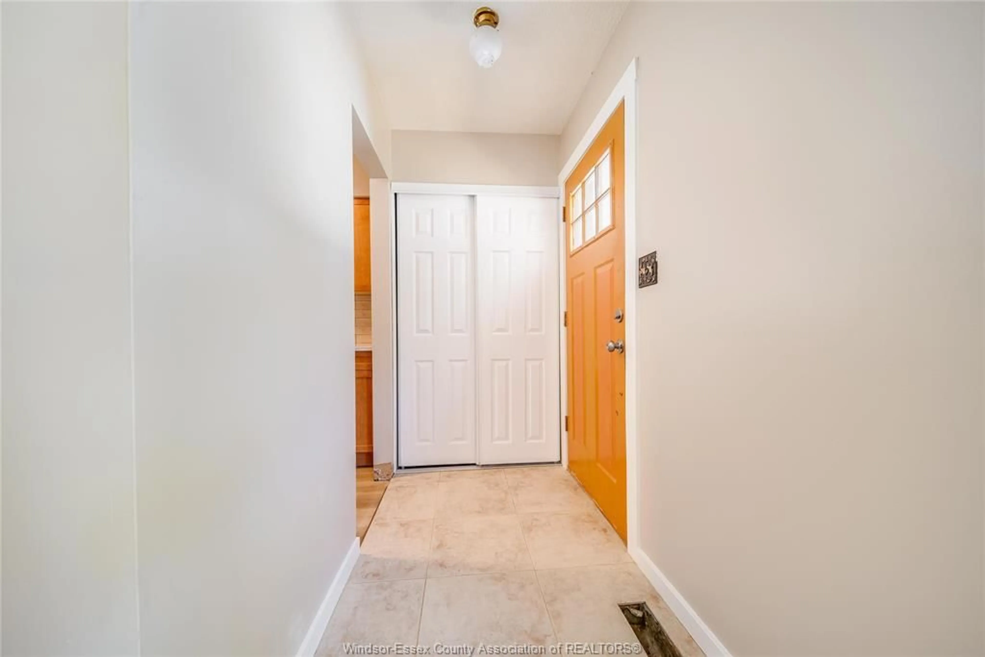 Indoor entryway for 3011 JEFFERSON, Windsor Ontario N8T 3H8