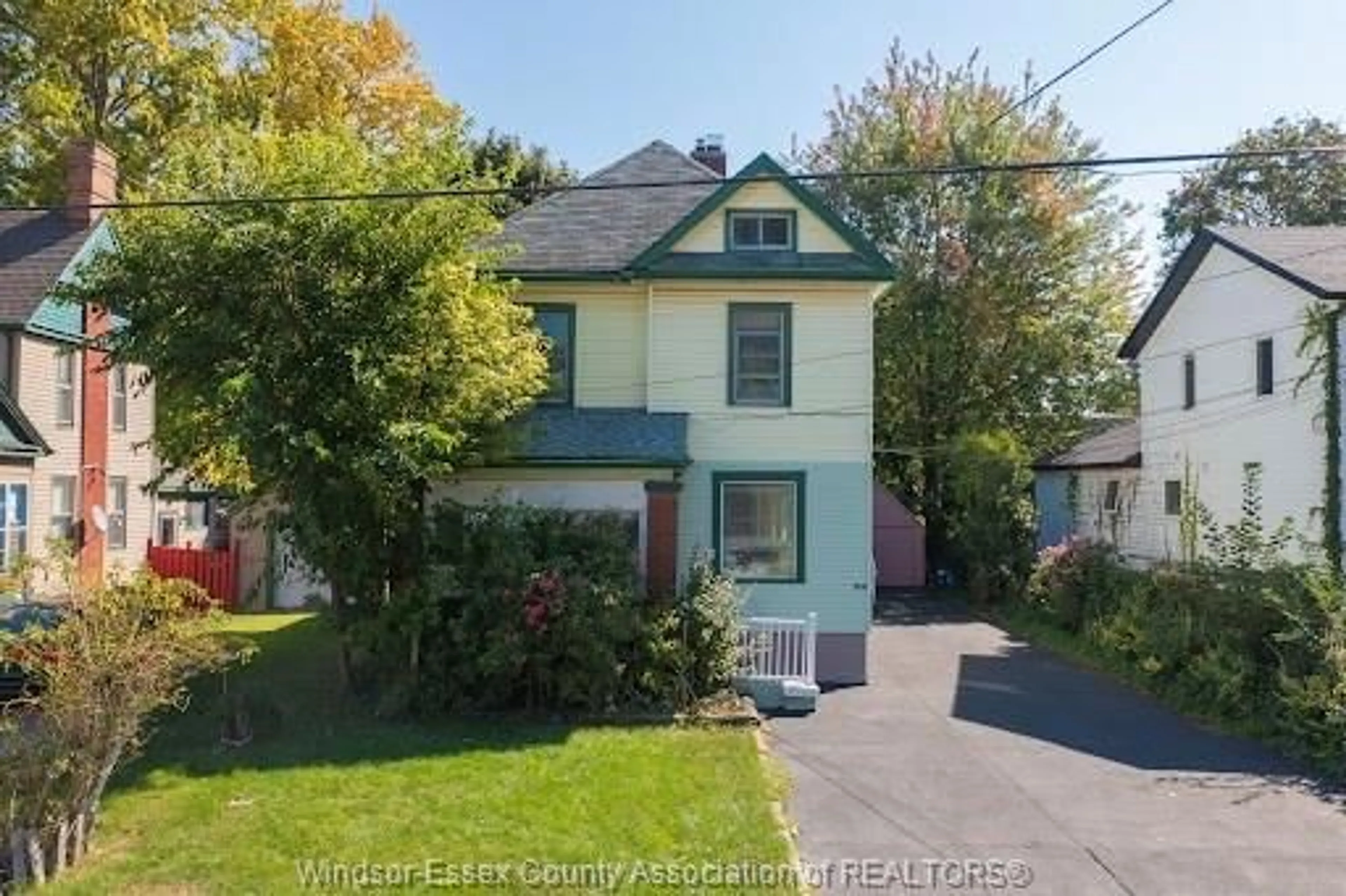 A pic from outside/outdoor area/front of a property/back of a property/a pic from drone, street for 55 GRANT St, Chatham Ontario N7L 1V1