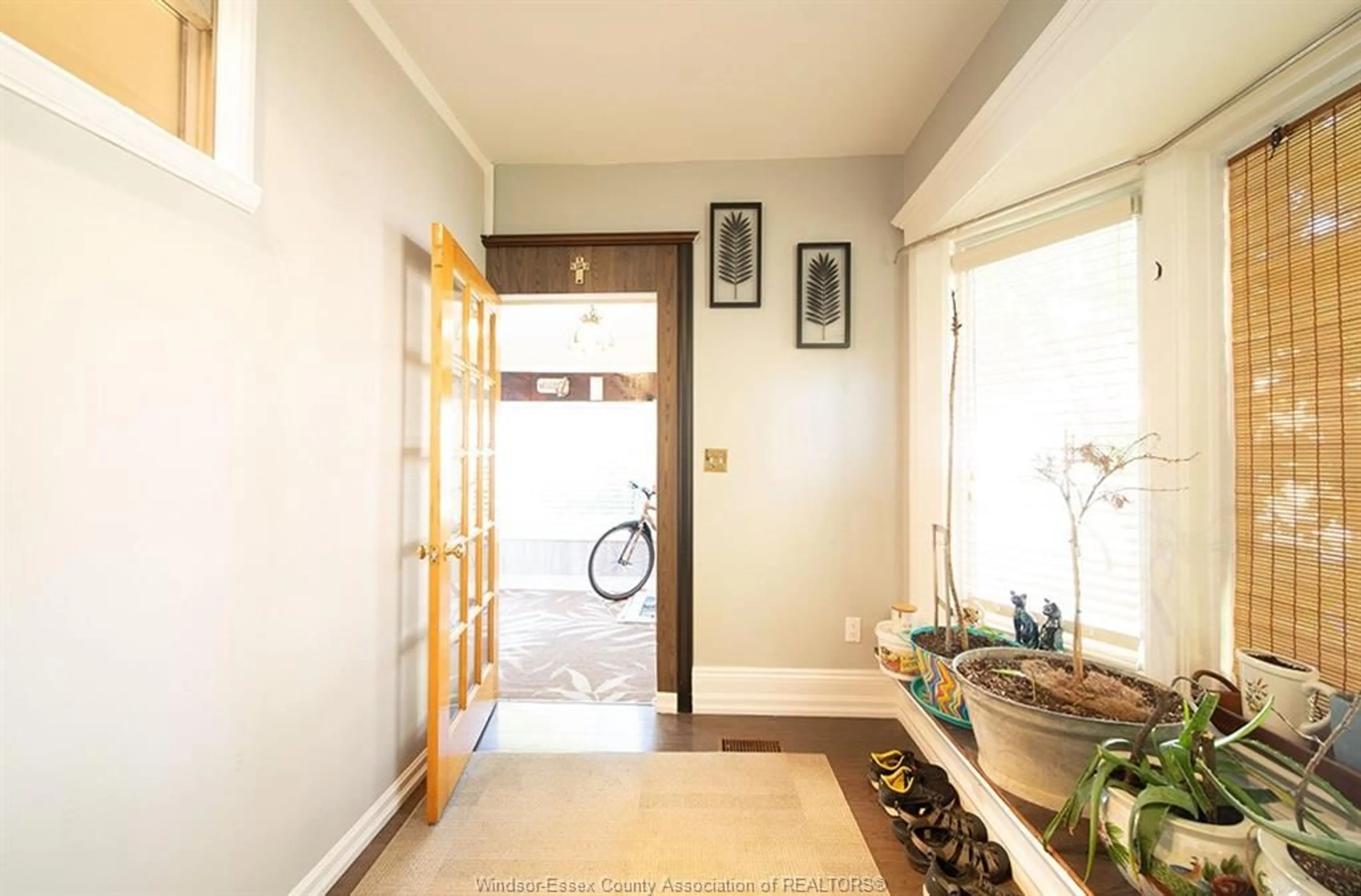 Indoor entryway for 55 GRANT St, Chatham Ontario N7L 1V1