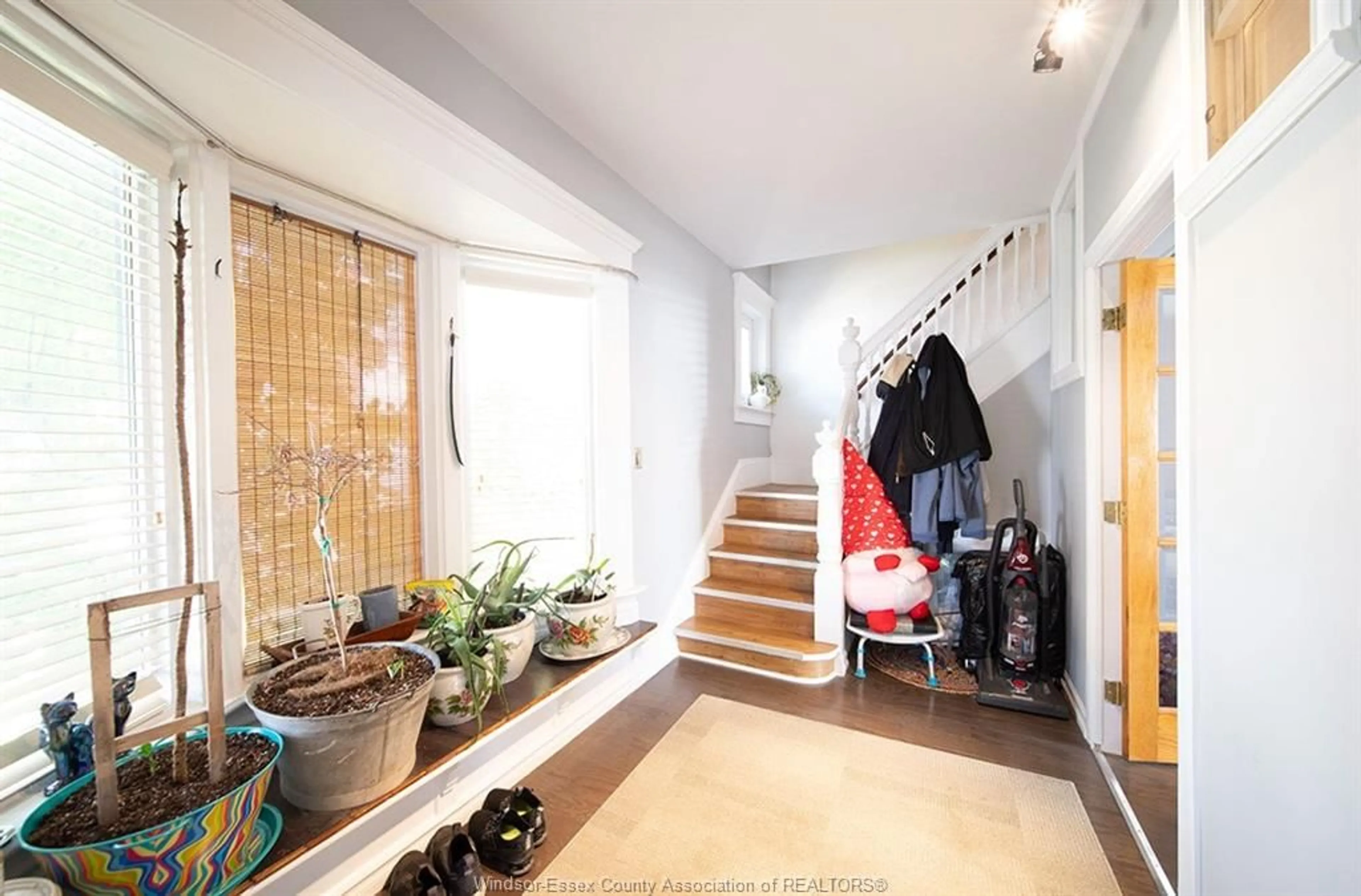 Indoor entryway for 55 GRANT St, Chatham Ontario N7L 1V1