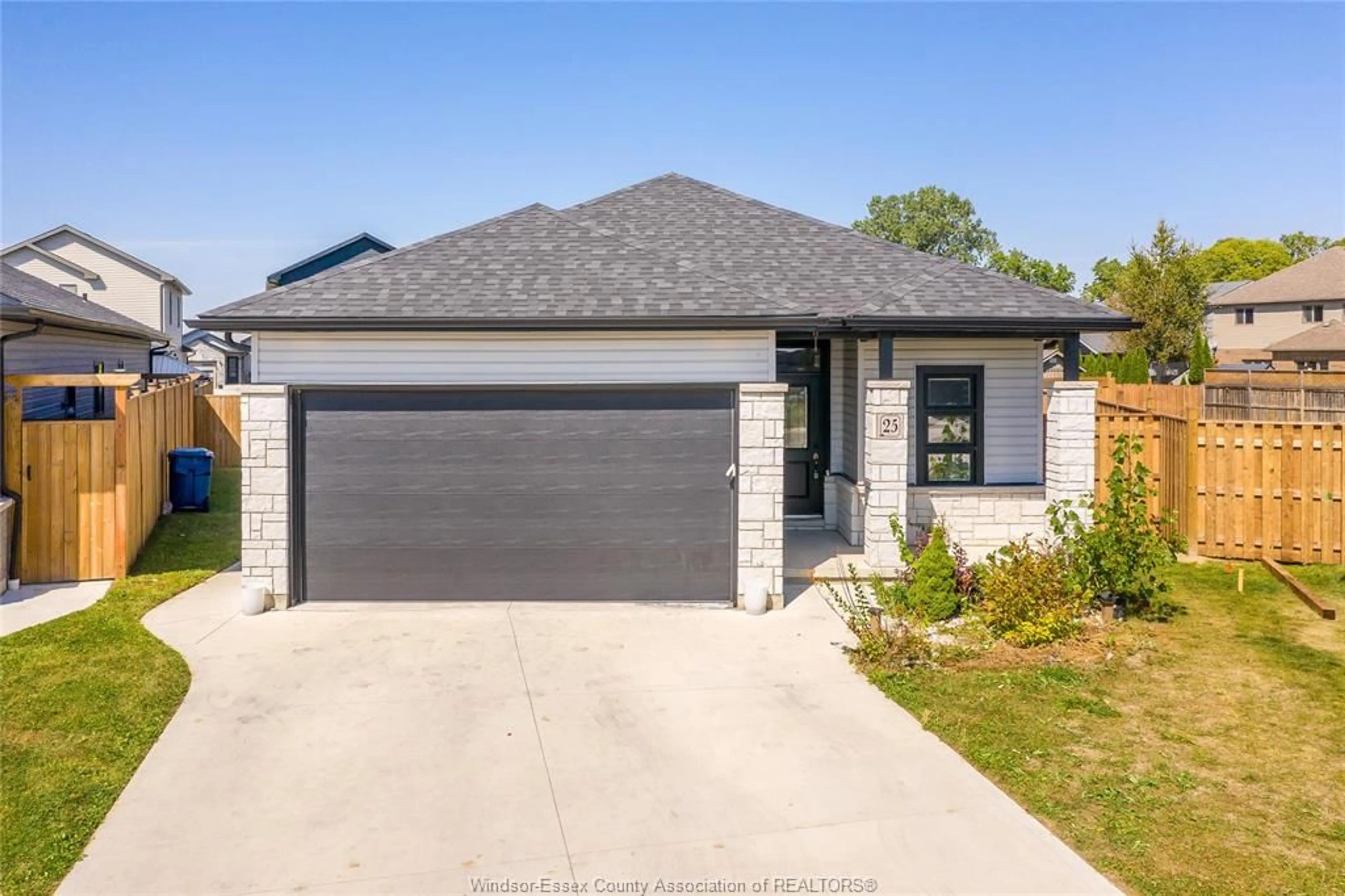 Home with brick exterior material, street for 25 CHAMPLAIN Crt, Chatham Ontario N7L 0A4