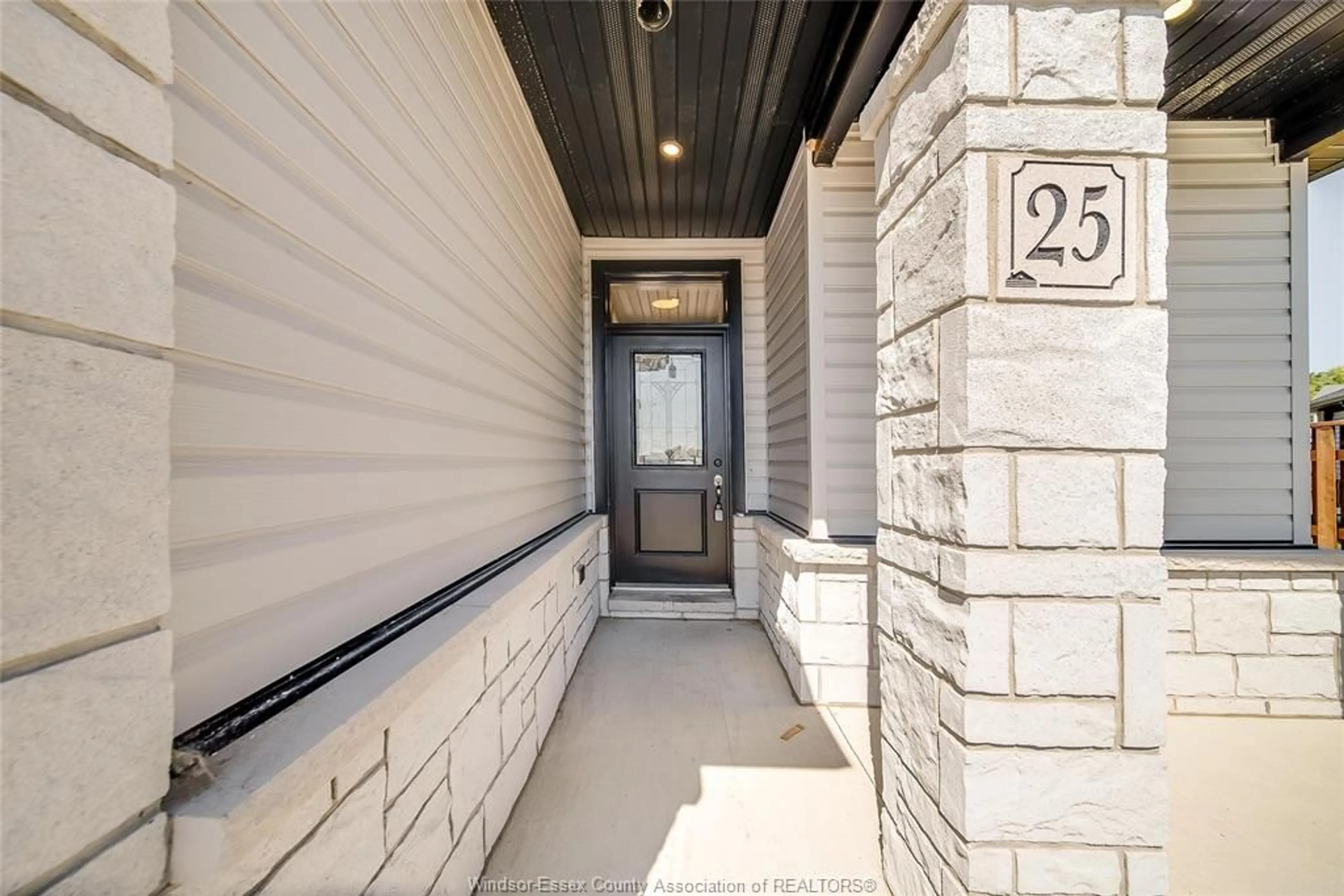 Indoor entryway for 25 CHAMPLAIN Crt, Chatham Ontario N7L 0A4