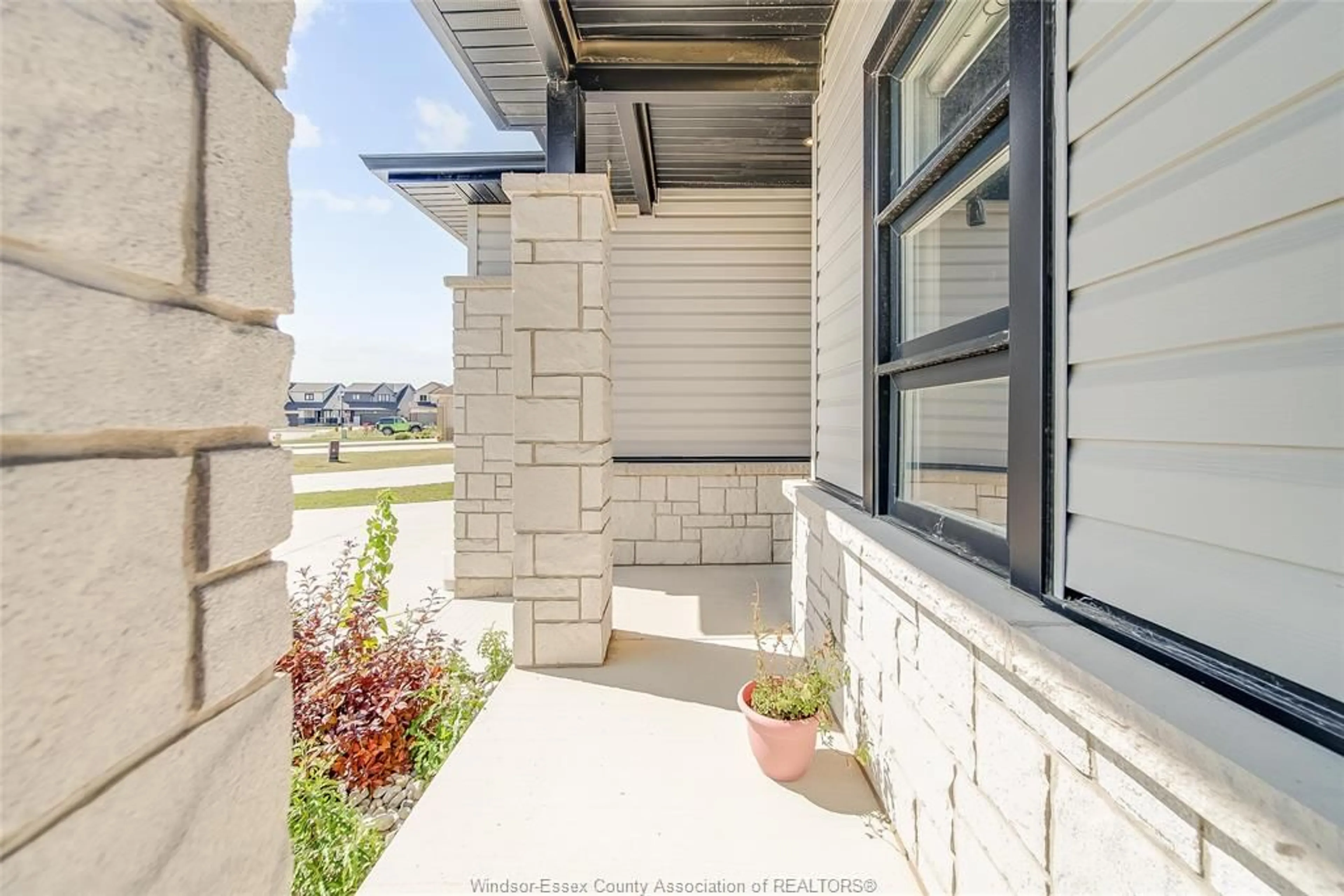 Home with brick exterior material, street for 25 CHAMPLAIN Crt, Chatham Ontario N7L 0A4