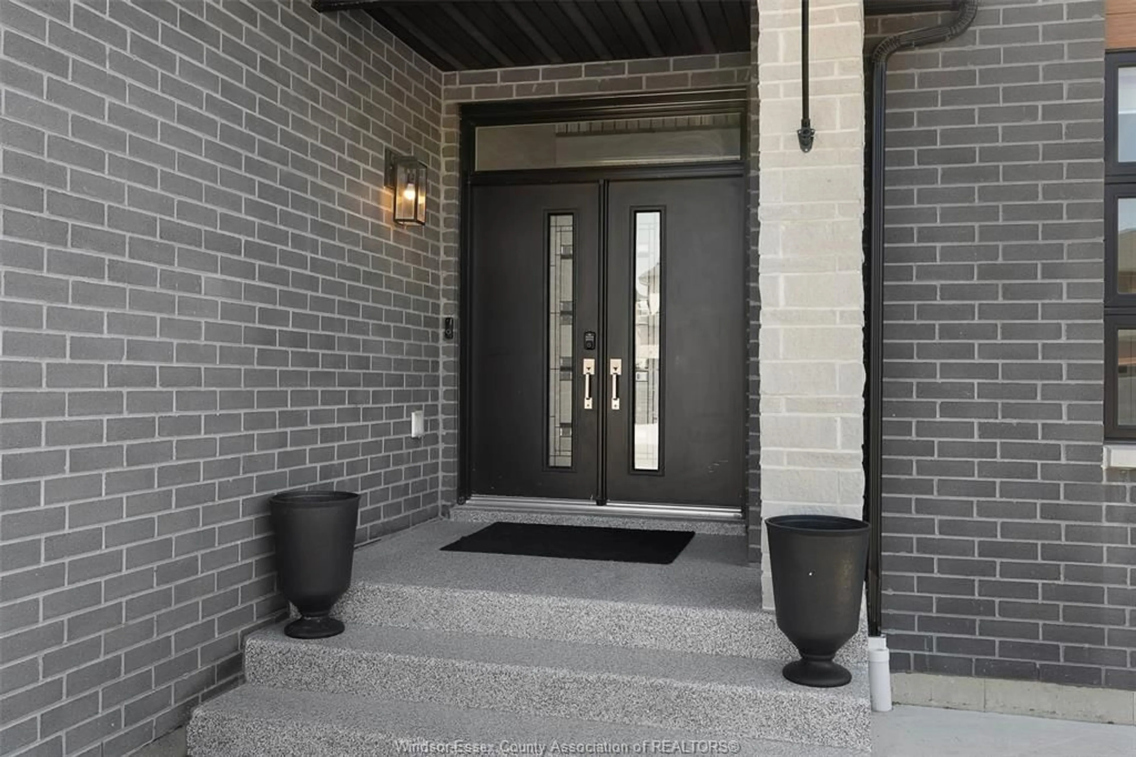 Indoor entryway for 1581 ROCKPORT, Windsor Ontario N9G 0B6