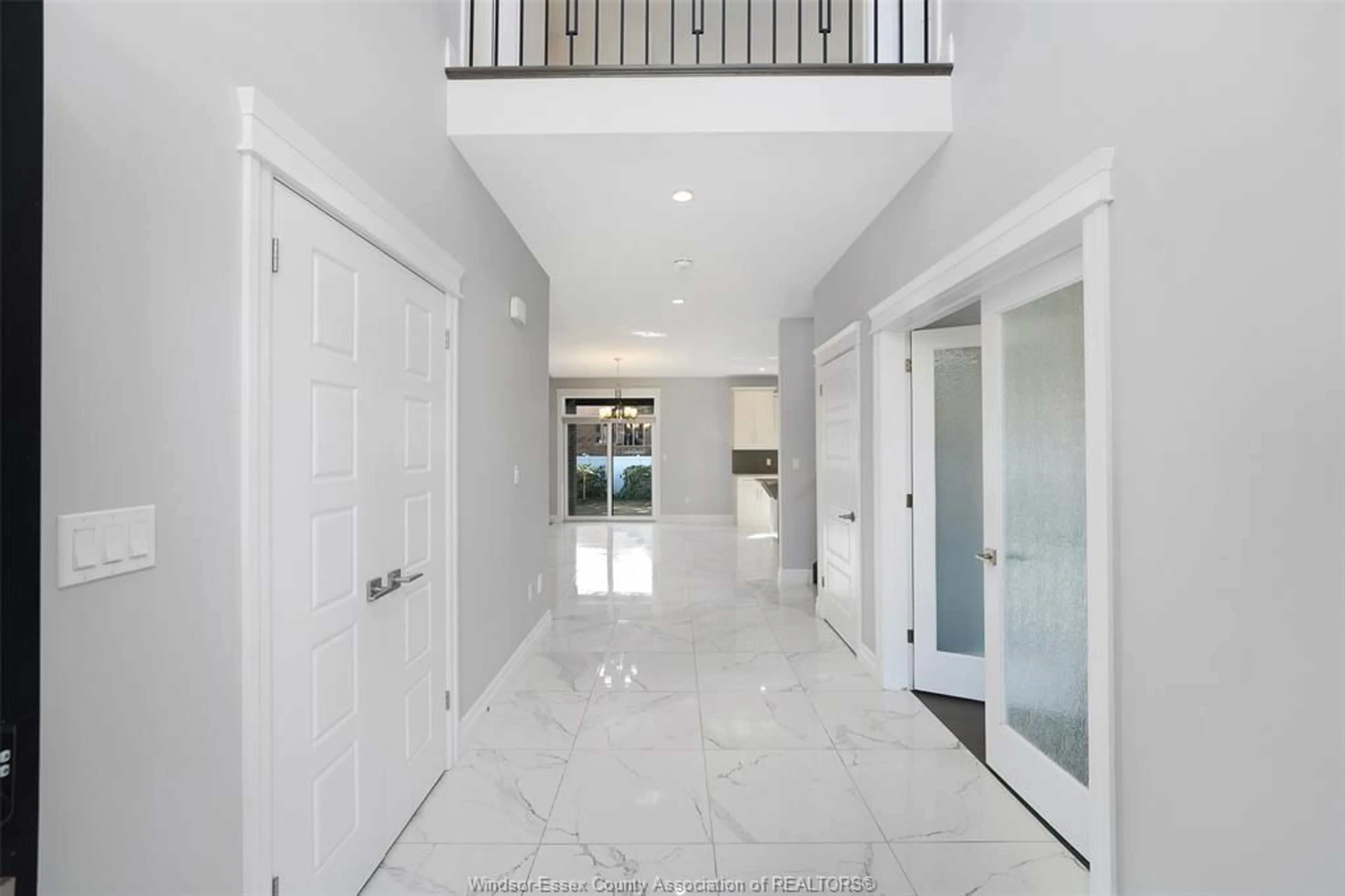 Indoor foyer for 1581 ROCKPORT, Windsor Ontario N9G 0B6